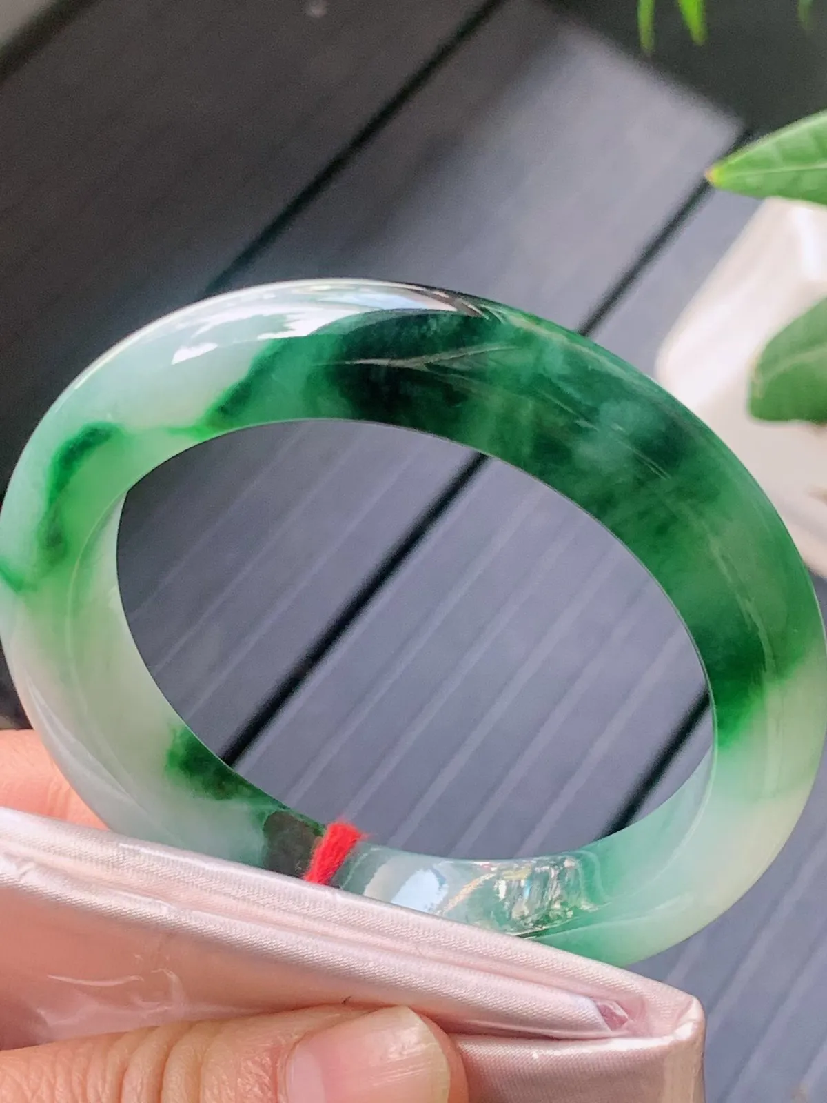 【翡翠名称】老坑种冰飘花54.7正圈口手镯
【翡翠尺寸】54.7/12/9适合53.6-56正圈口佩戴
【翡翠描述】宝贝种老水足，玉质细腻，色泽靓丽，性价比高，佩戴效果好！
【其它赠送】权威证书/精美挂绳盒子/支持全国复检