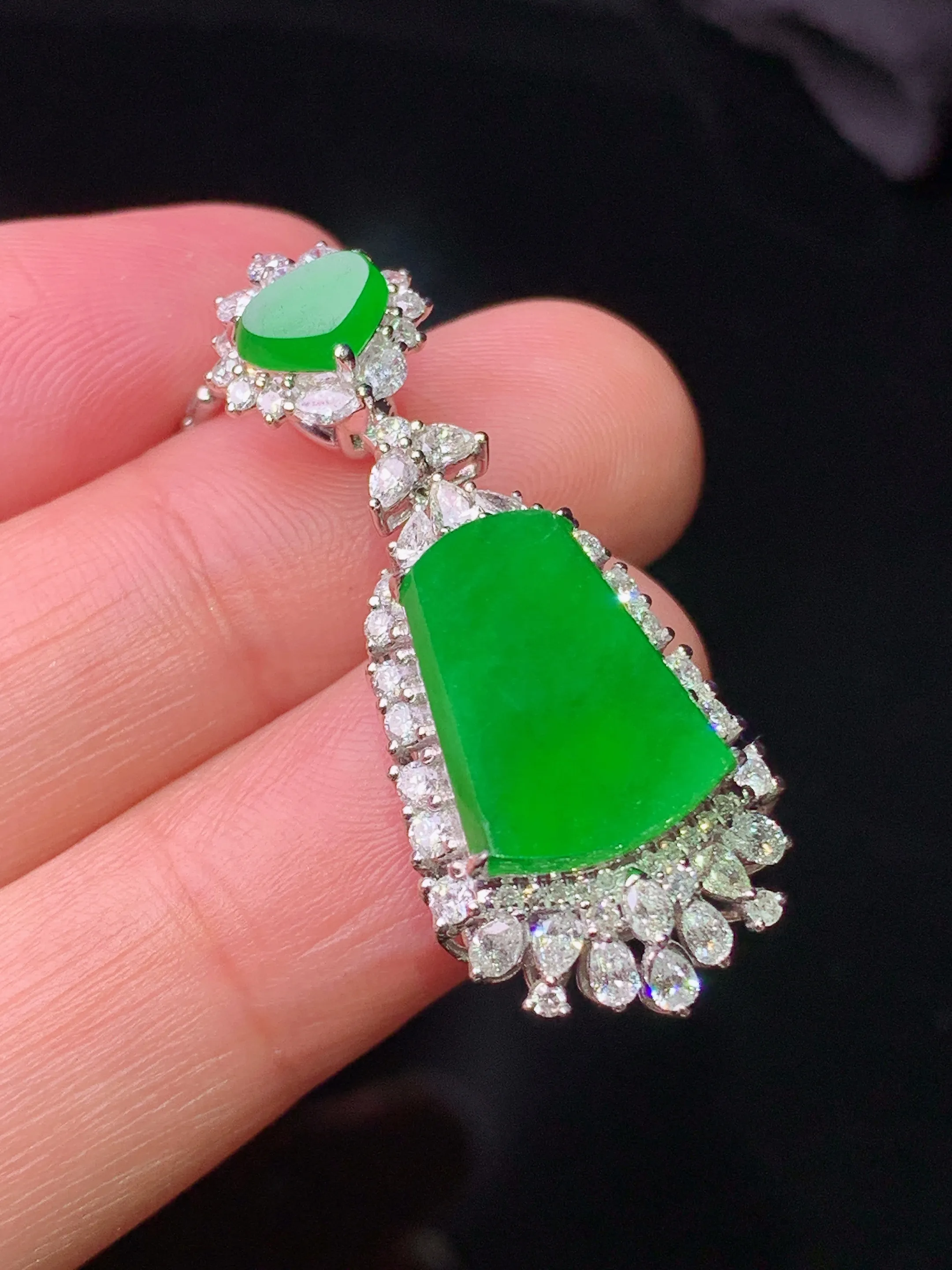 18k金钻镶嵌满绿无事牌吊坠 玉质细腻 色泽艳丽清新 整体尺寸36.2*14.5*9.2