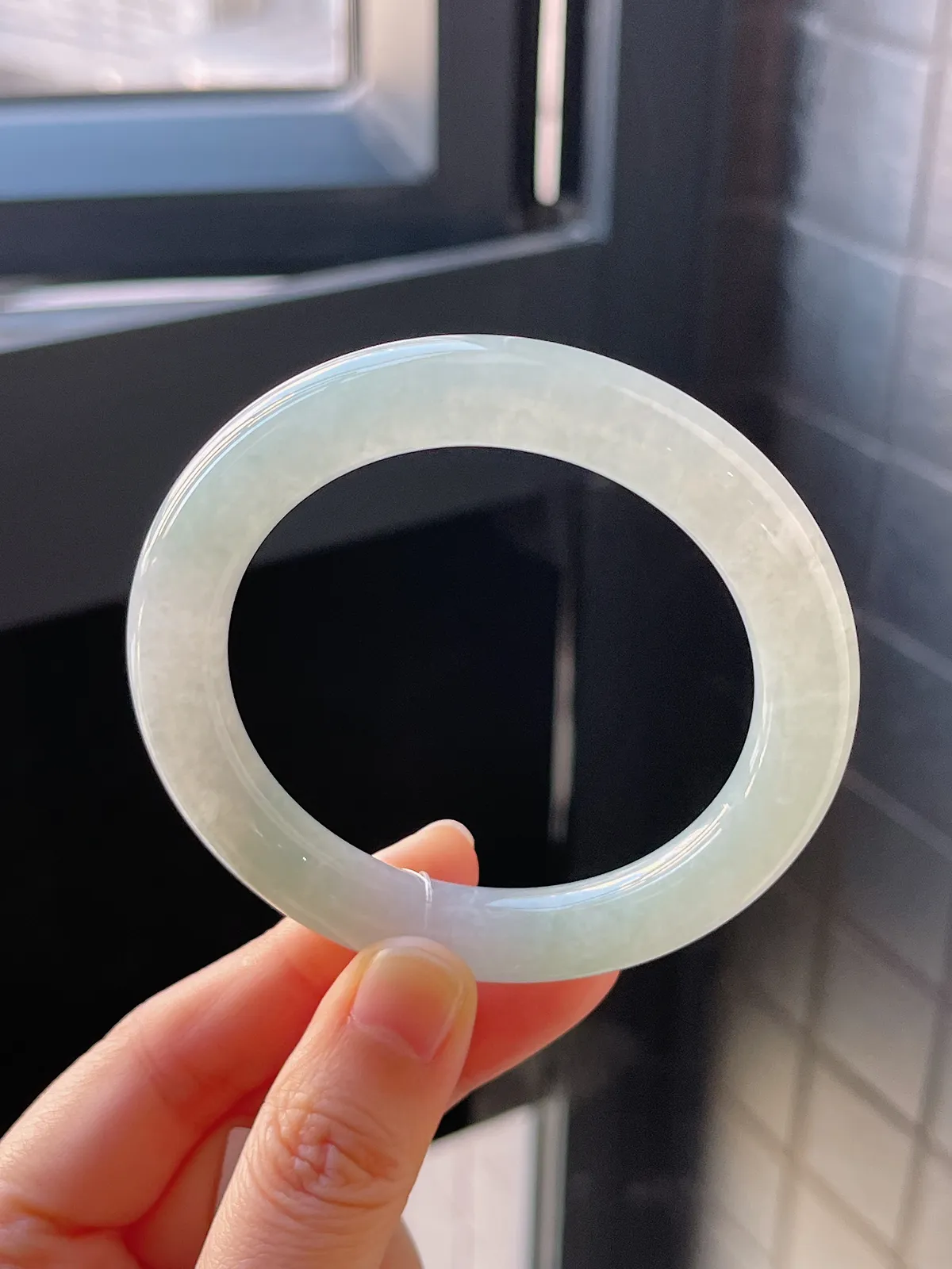 圆镯55.5圈口，翡翠冰糯种淡绿色手镯