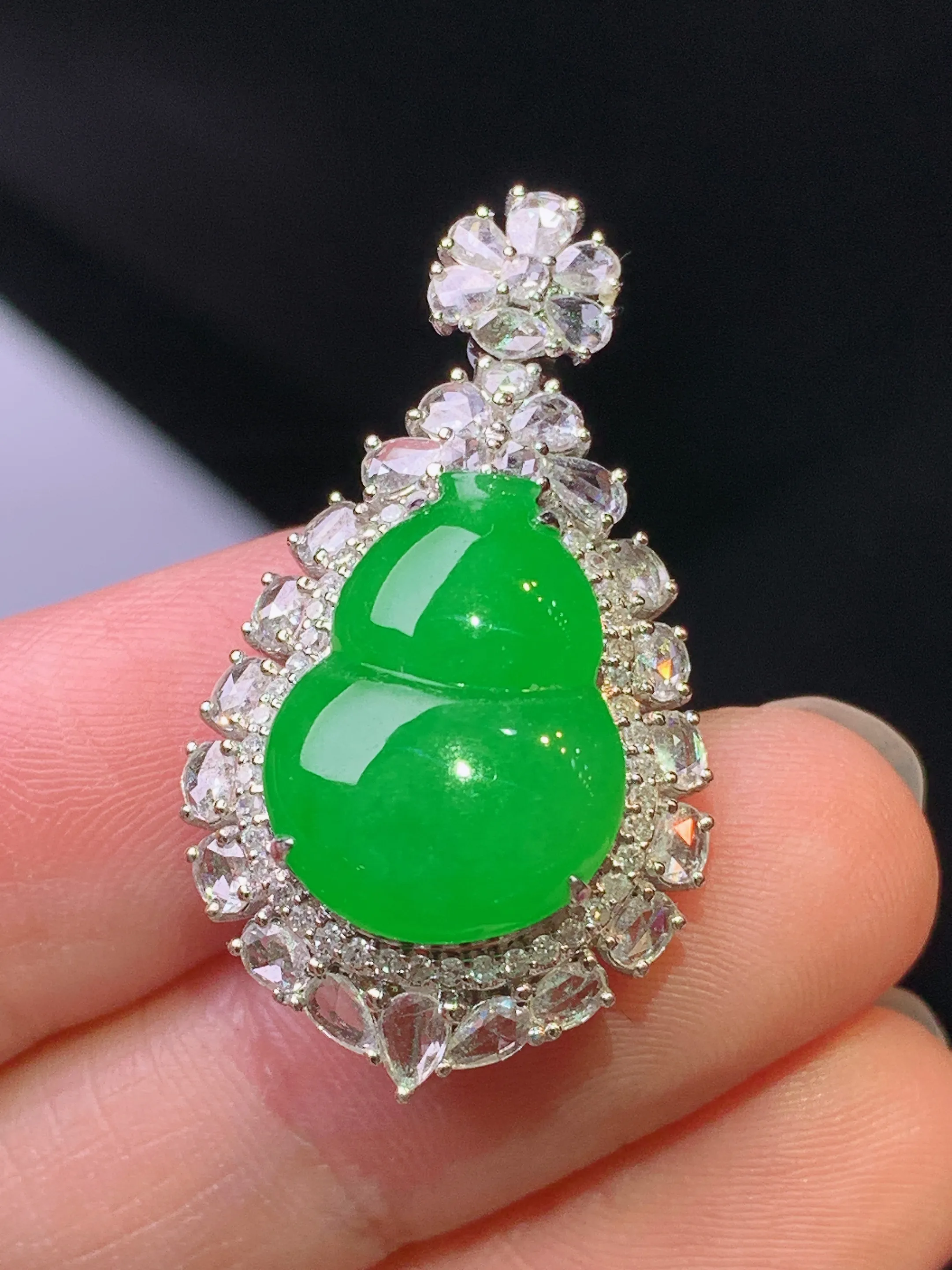 18k金钻镶嵌满绿葫芦吊坠 玉质细腻 色泽艳丽清新 整体尺寸31.8*18*10.3