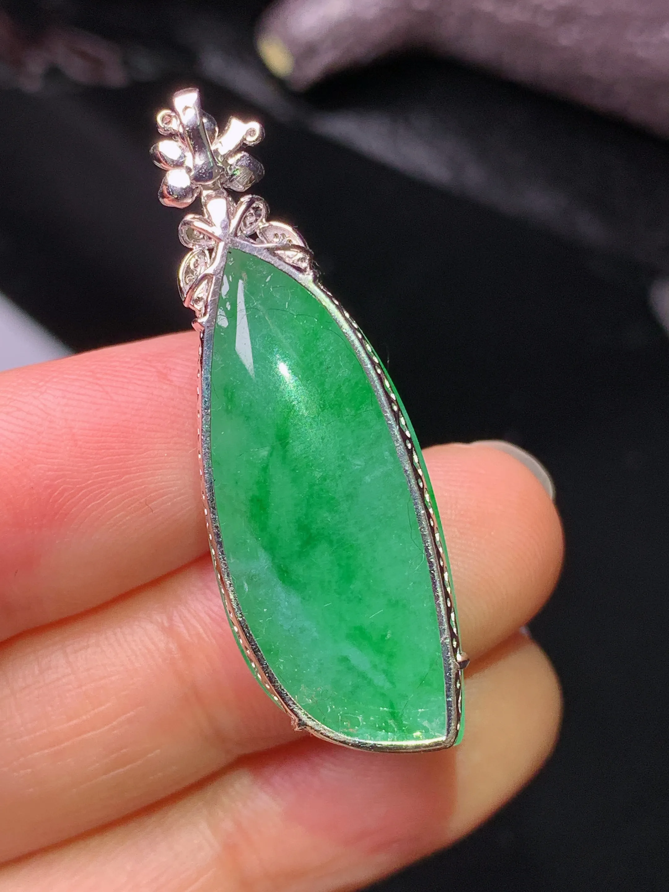 18k金钻镶嵌飘绿福瓜吊坠 玉质细腻 色泽艳丽清新 整体尺寸38.8*12.8*9.2