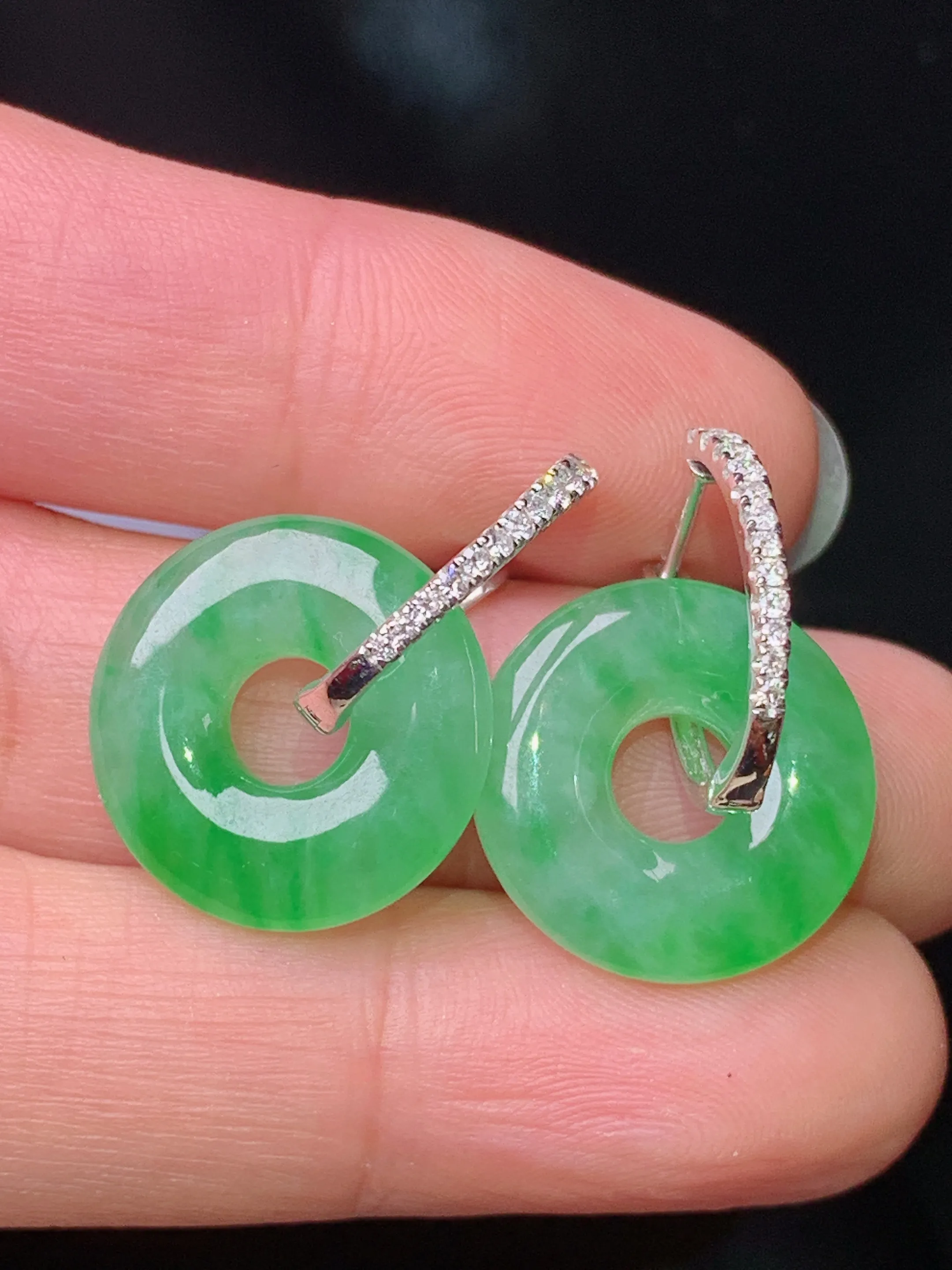 18k金钻镶嵌翠绿平安扣耳坠 玉质细腻 色泽艳丽清新 整体尺寸24.5*16.5*3.6