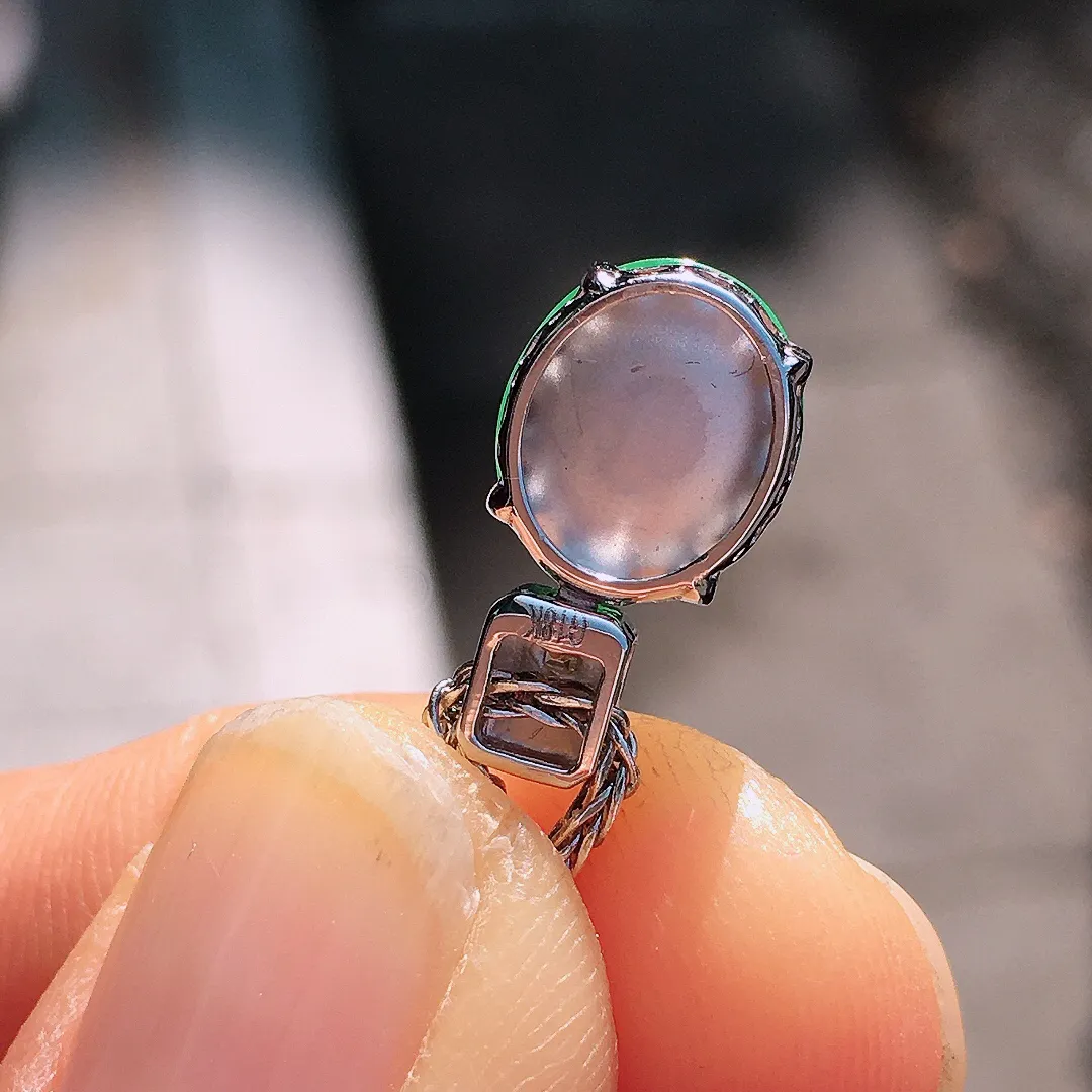 阳绿蛋面吊坠，色泽均匀艳丽，玉质细腻，荧光感超
强，饱满圆润，尽显优雅气质，18k
金豪华镶嵌