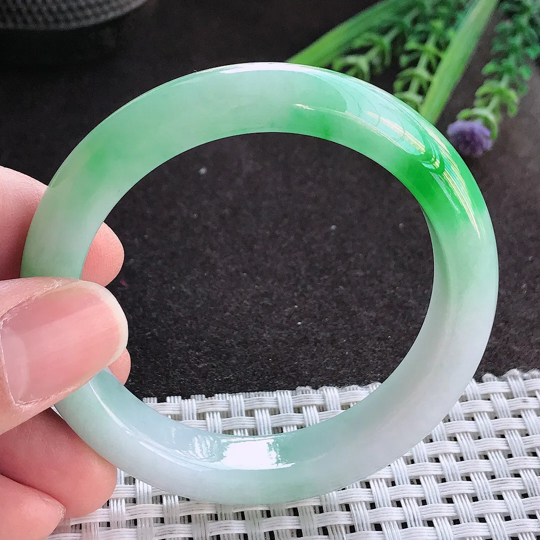 实拍A货翡翠52.5/11.3/8.3老坑精美冰润辣阳绿手镯宽边玉镯手环