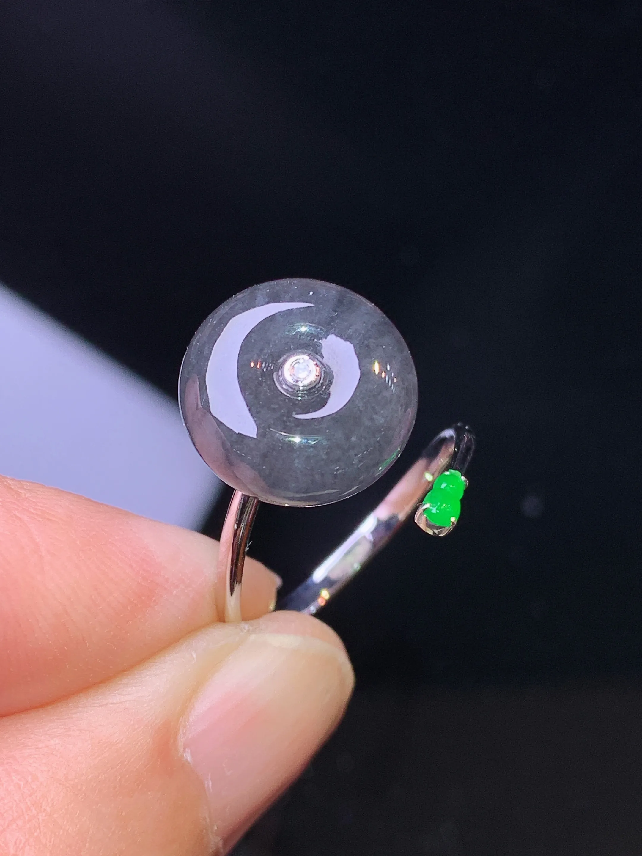 18k金钻镶嵌乌鸡平安扣戒指 玉质细腻 色泽艳丽清新 圈口14.5整体尺寸12.5*5.8