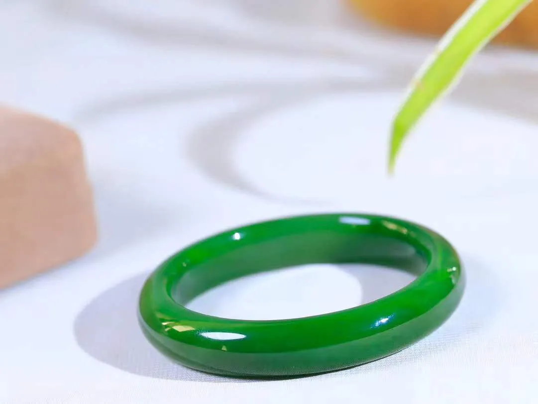 【花样年华·手镯】

精品和田玉碧玉手镯，质地油润细腻，色泽高贵典雅，镯型古朴典雅。在诗情画意的雨