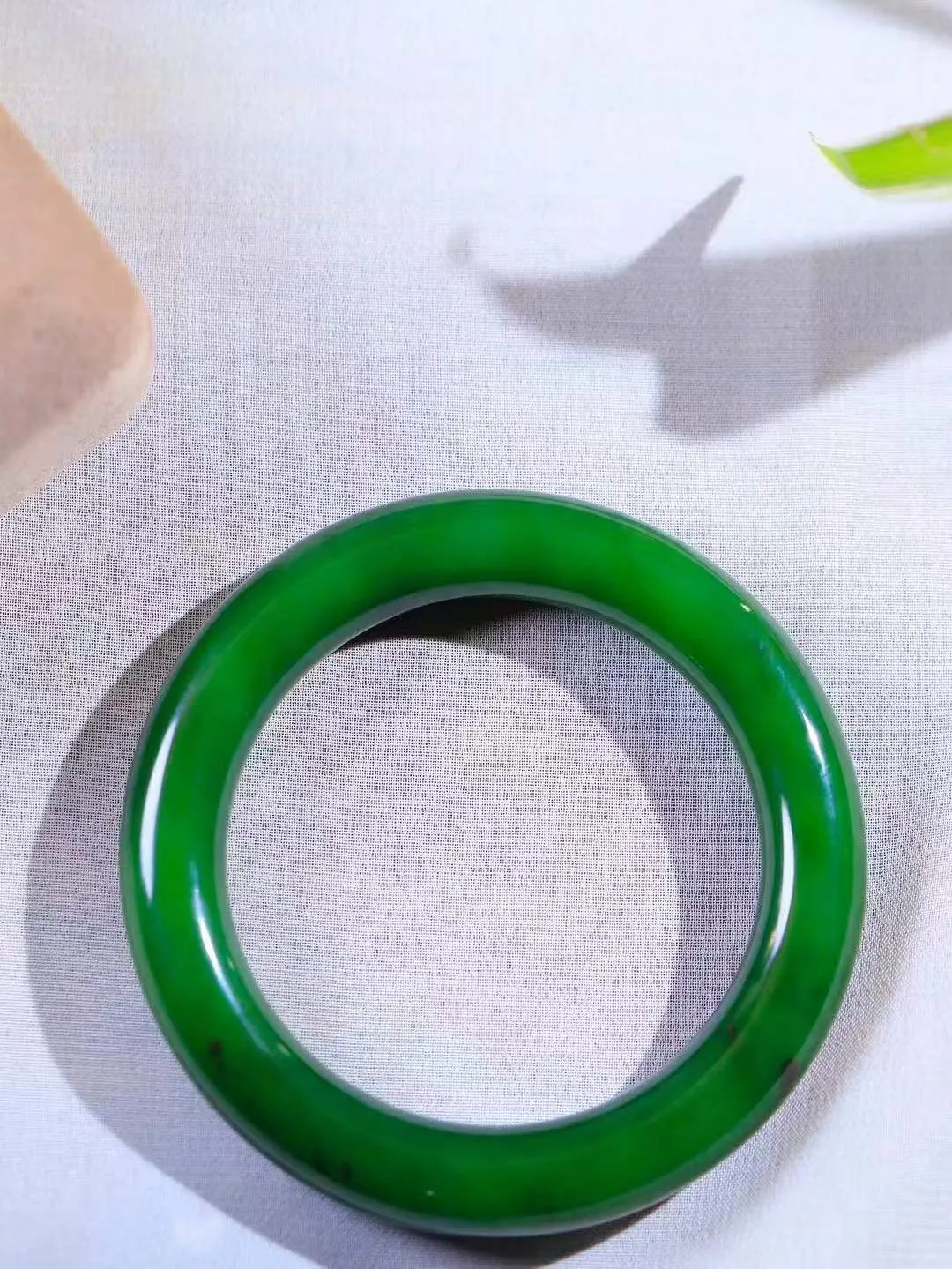 【一见钟情·手镯】

收藏级臻品和田玉碧玉圆条手镯。镯型饱满，温润细腻，脂润沁香。️执一卷书，沏一盏茶，着一袭裙，戴一只镯。淡淡浅笺，素心若兰，静赏玉中诗画。悠悠岁月，芊手轻摘，盛满诗样芳华。重69克   内径圈口55.5mm 尺寸11.8-11.5mm  FDA-5512800