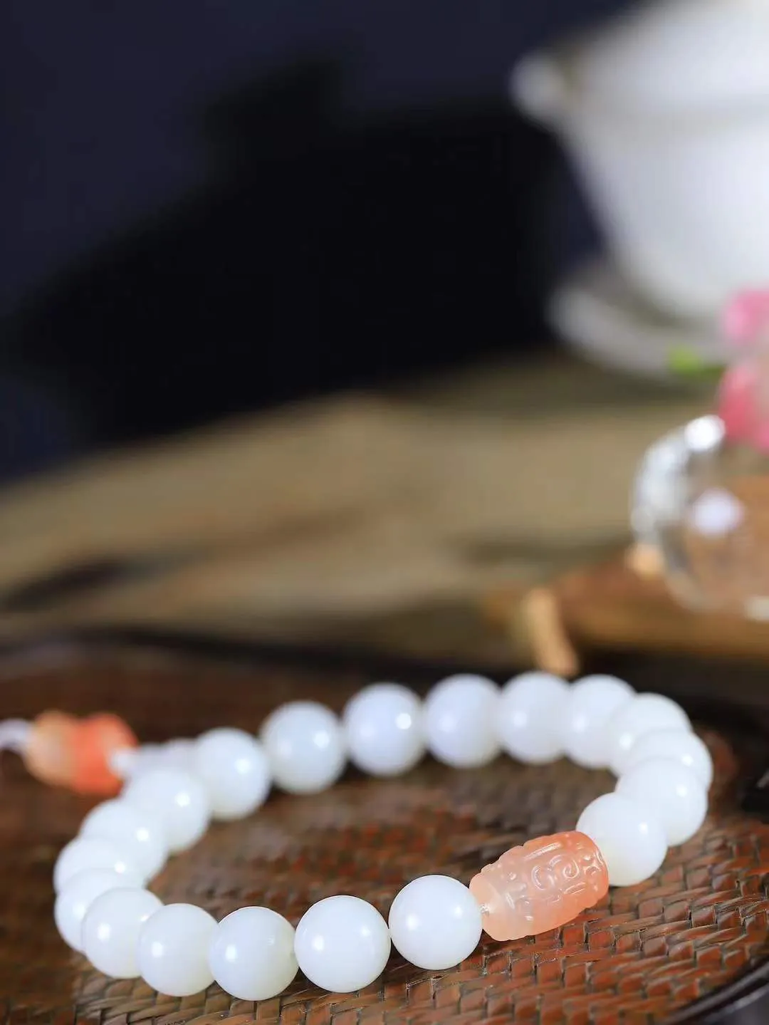 【珠圆玉润.手串】

精品️和田玉白玉珠圆玉润手串 玉质温润细腻  整串打磨圆润，佩戴舒适。珠珠落玉盘，间关莺语花底滑，一生美好时光，无论身在何处，都有它相伴相守。事事顺遂，幸福美满，吉祥如意。重44.7克 尺寸取一11mm  FDA-2210433