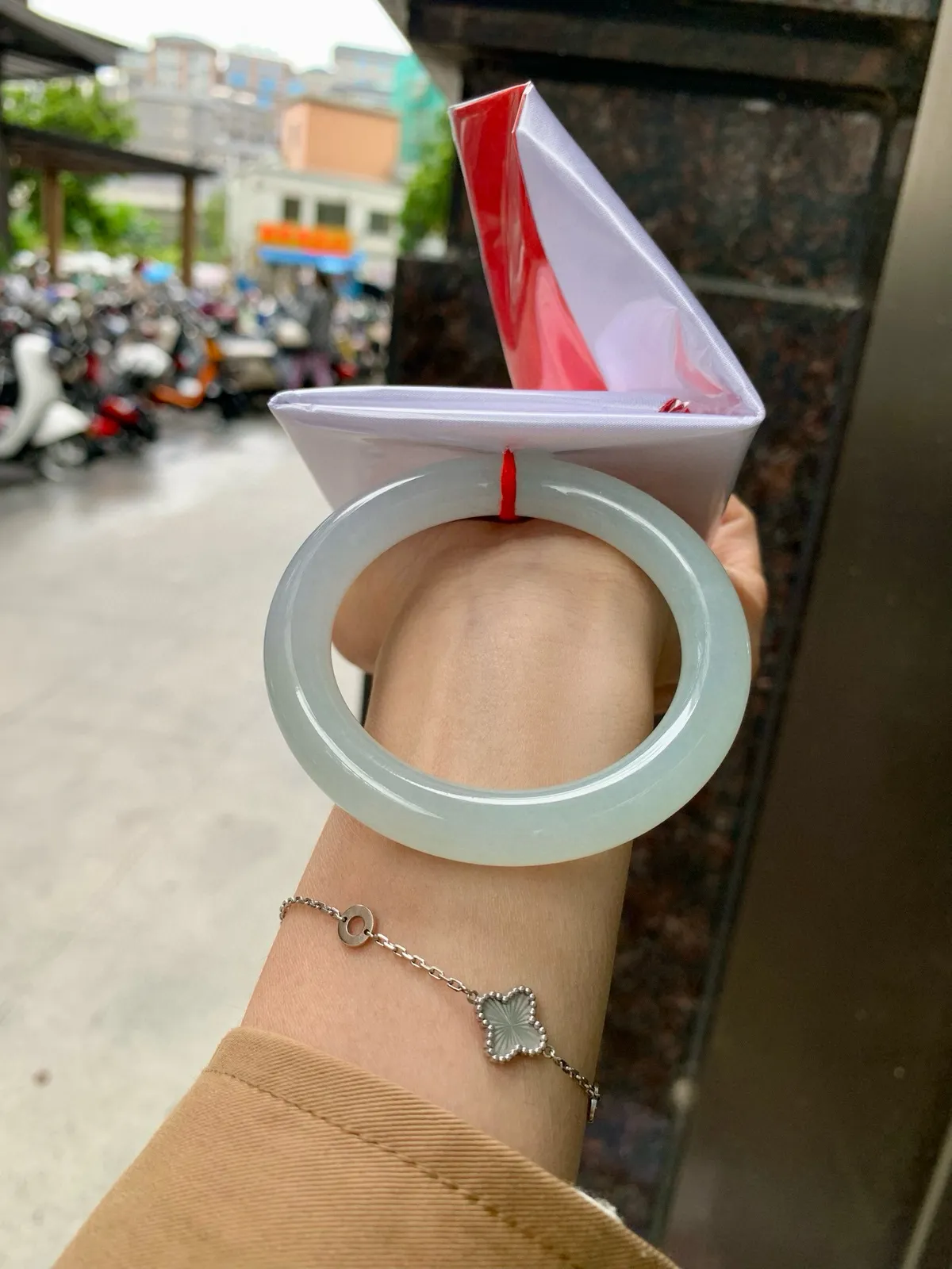 圆镯53.3圈口，翡翠冰种淡绿色手镯