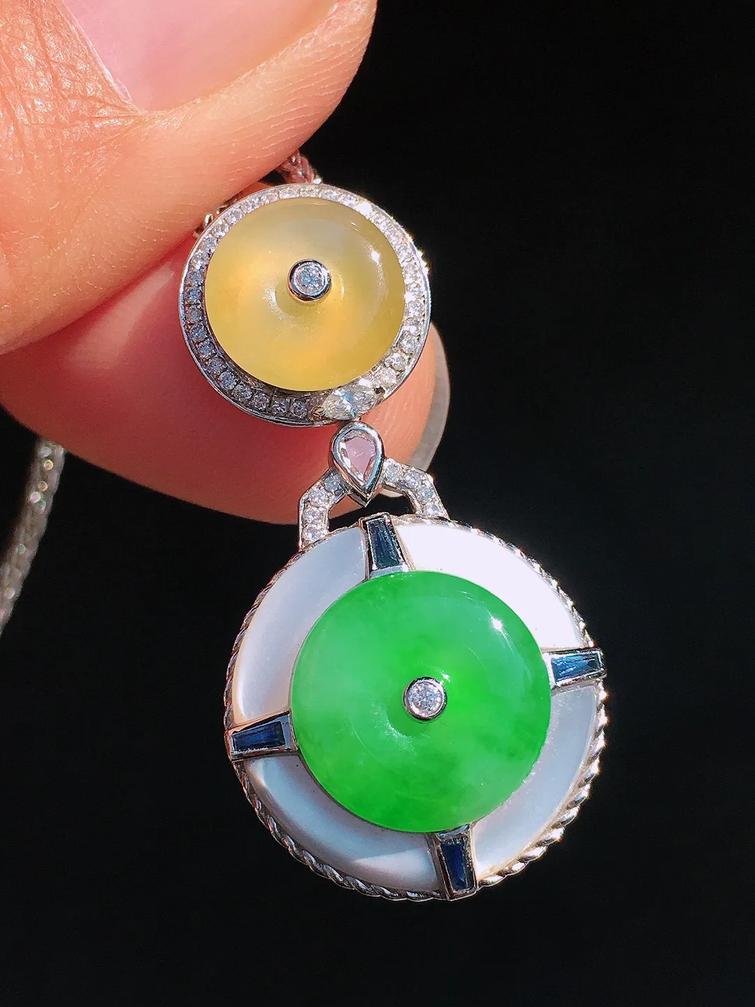 （黄+绿）二合一吊坠，色泽均匀艳丽，玉质细腻，荧光感超
强，饱满圆润，尽显优雅气质，18k
金豪华镶嵌