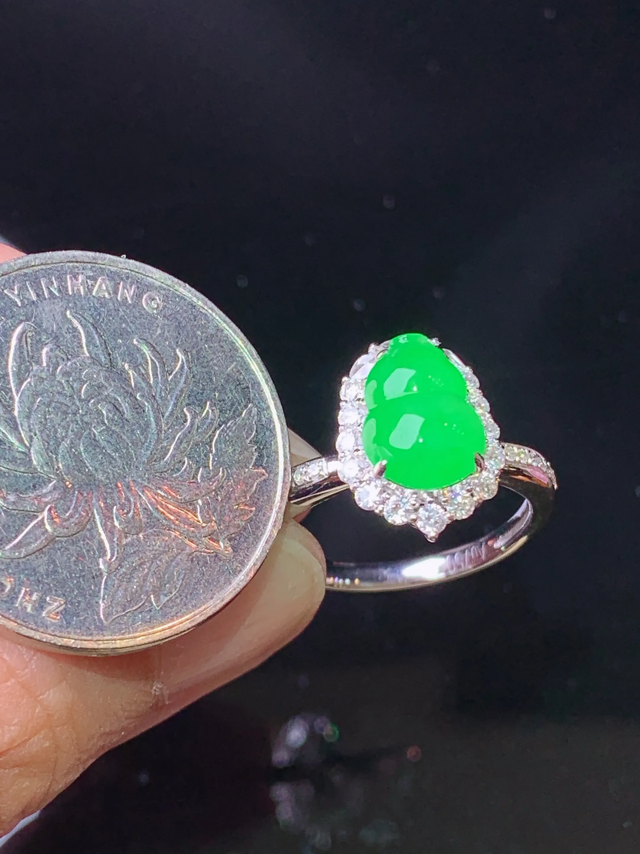 18k金钻镶嵌翠绿葫芦戒指 玉质细腻 色泽艳丽清新 圈口13 整体尺寸13.8*10.2*9.2
