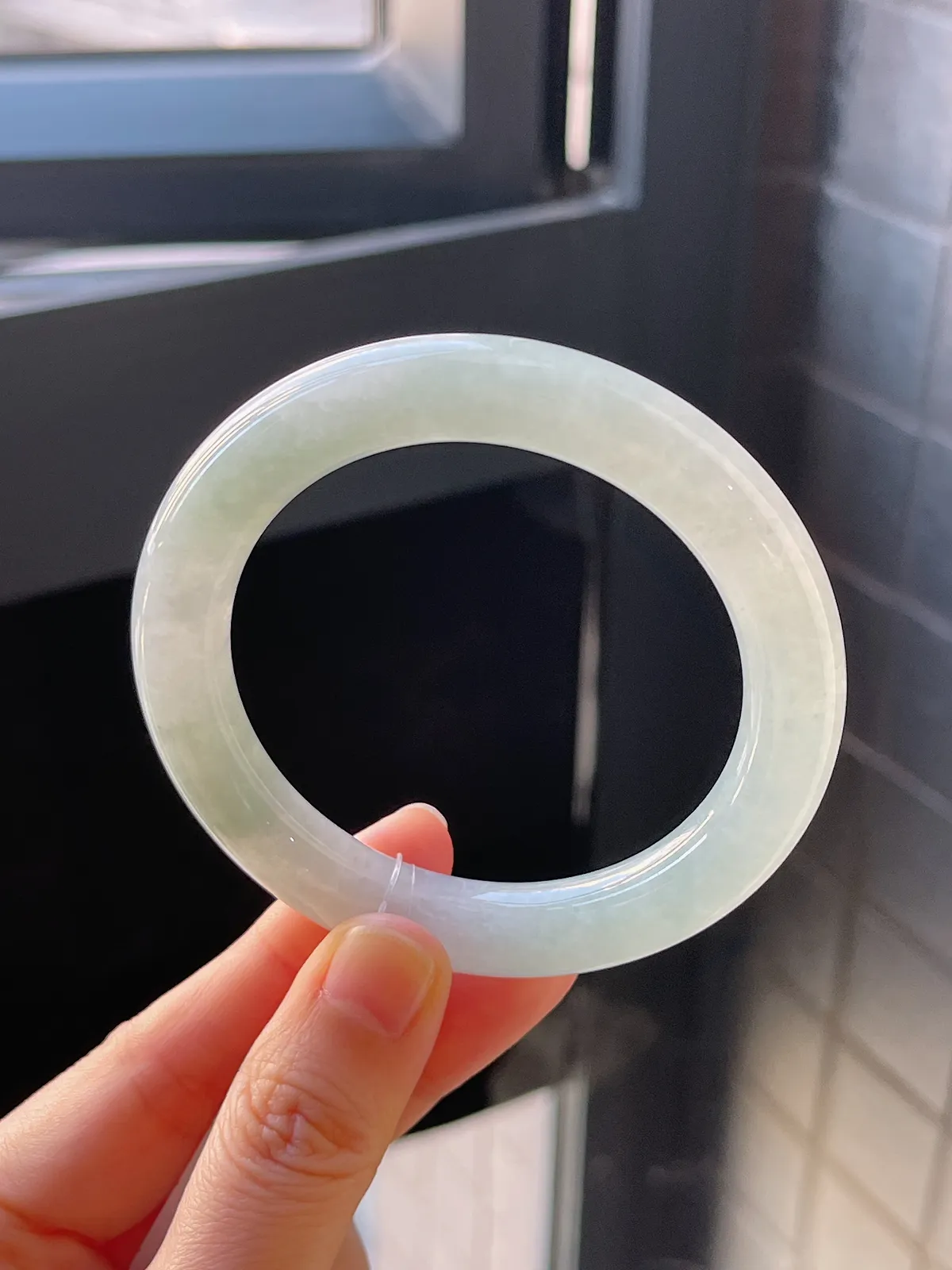 圆镯55.5圈口，翡翠冰糯种淡绿色手镯