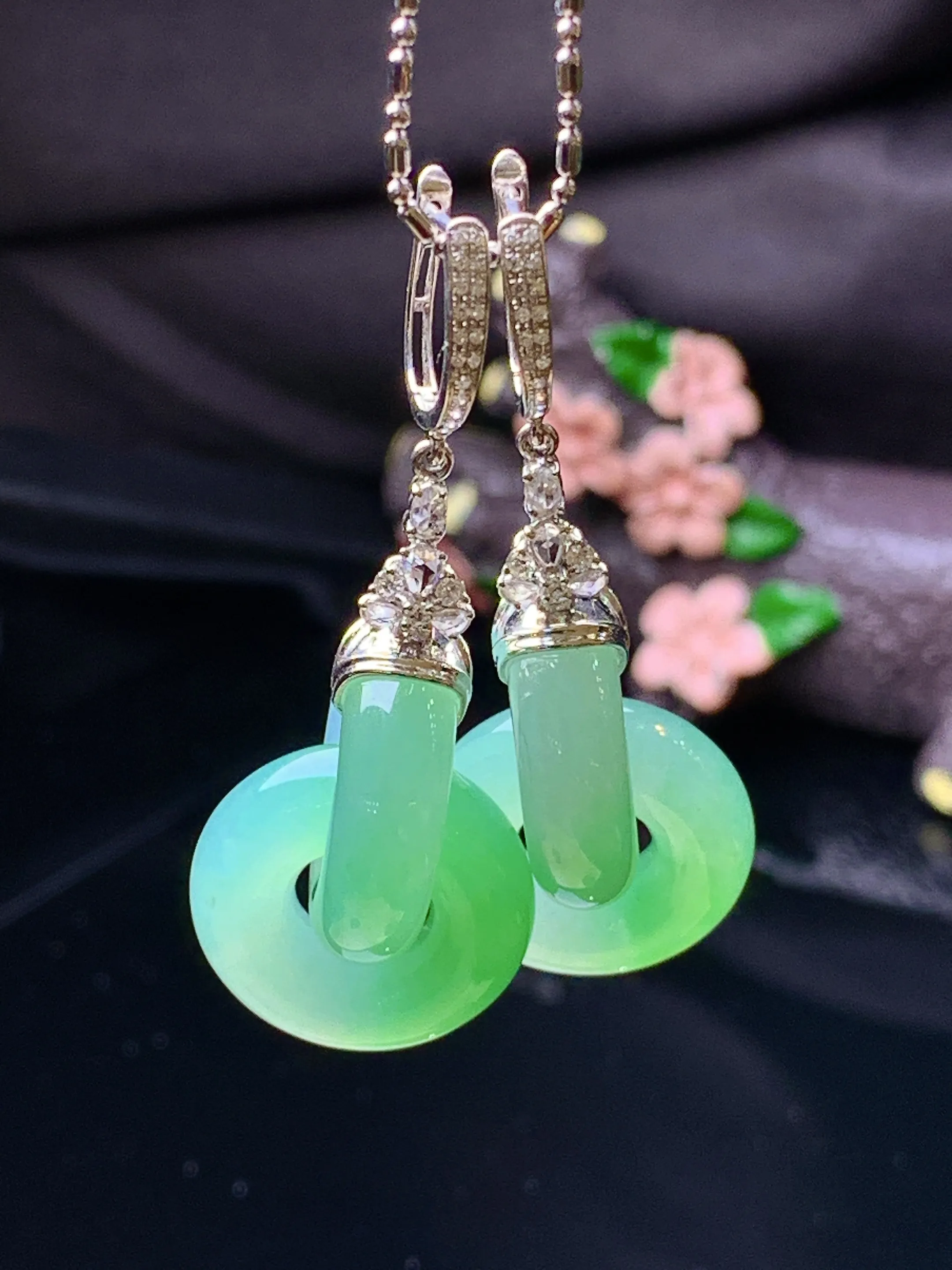 18k金钻镶嵌飘绿环环相扣耳坠 玉质细腻 色泽艳丽清新 整体尺寸51.8*19.2*6.2