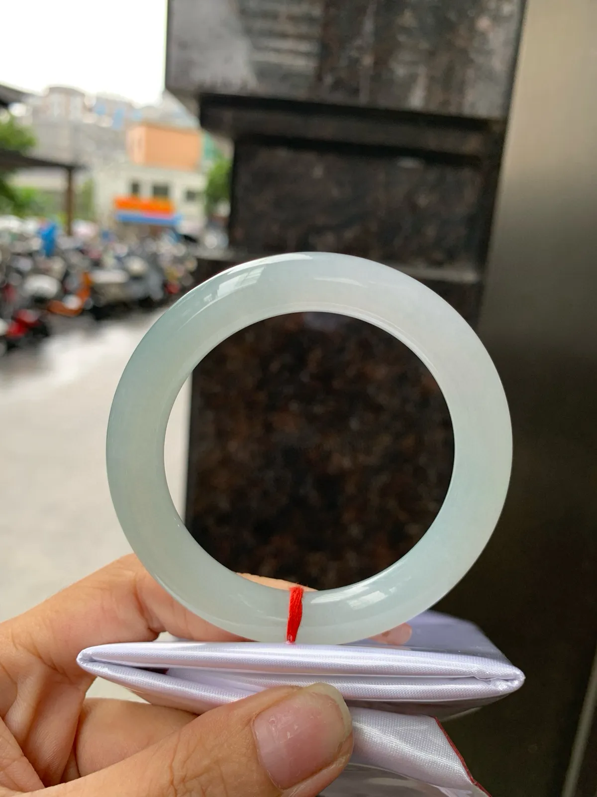 圆镯53.3圈口，翡翠冰种淡绿色手镯