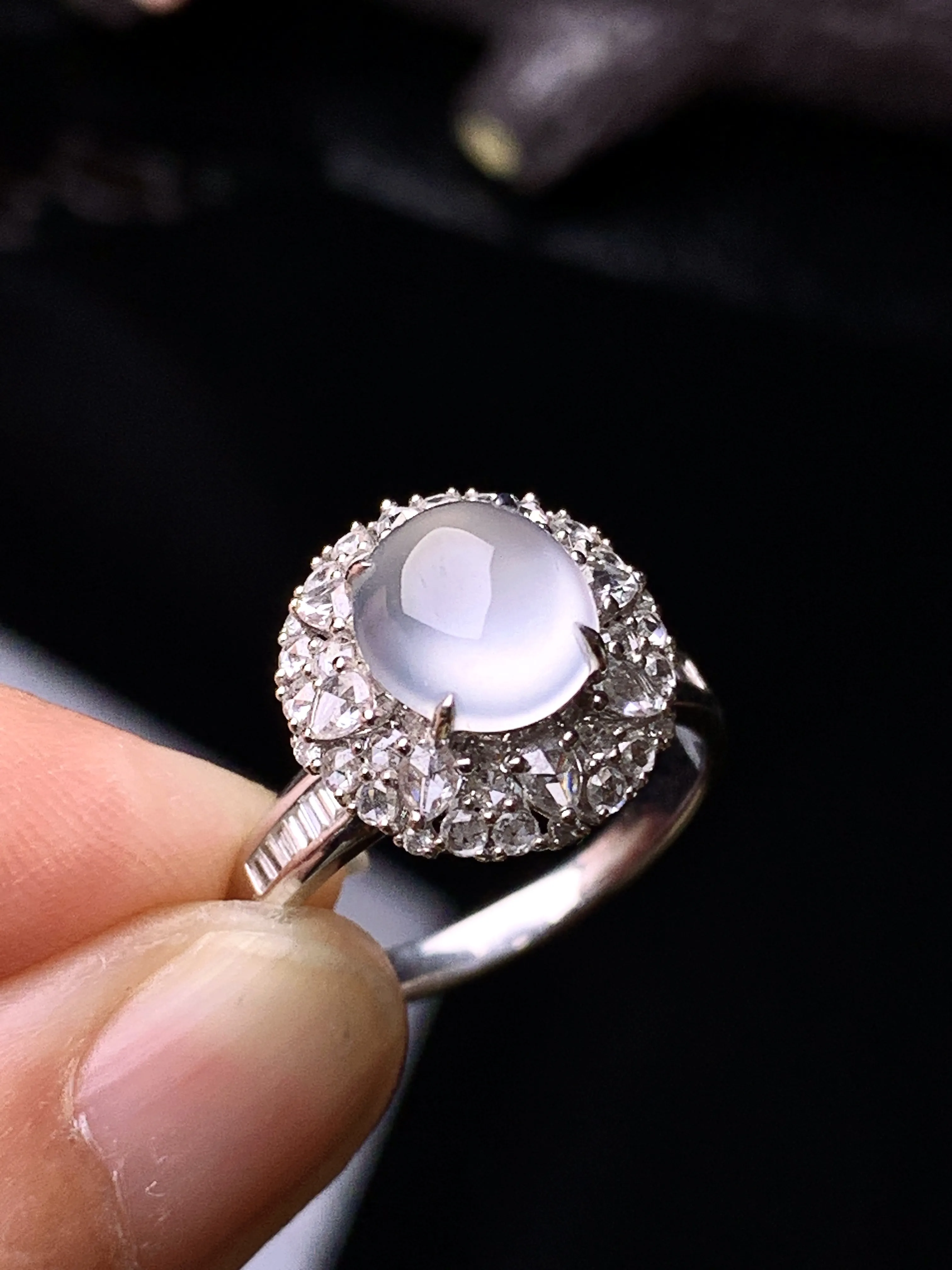 18k金钻镶嵌冰种蛋面戒指 玉质细腻 色泽艳丽清新 圈口14 整体尺寸13.5*13*11