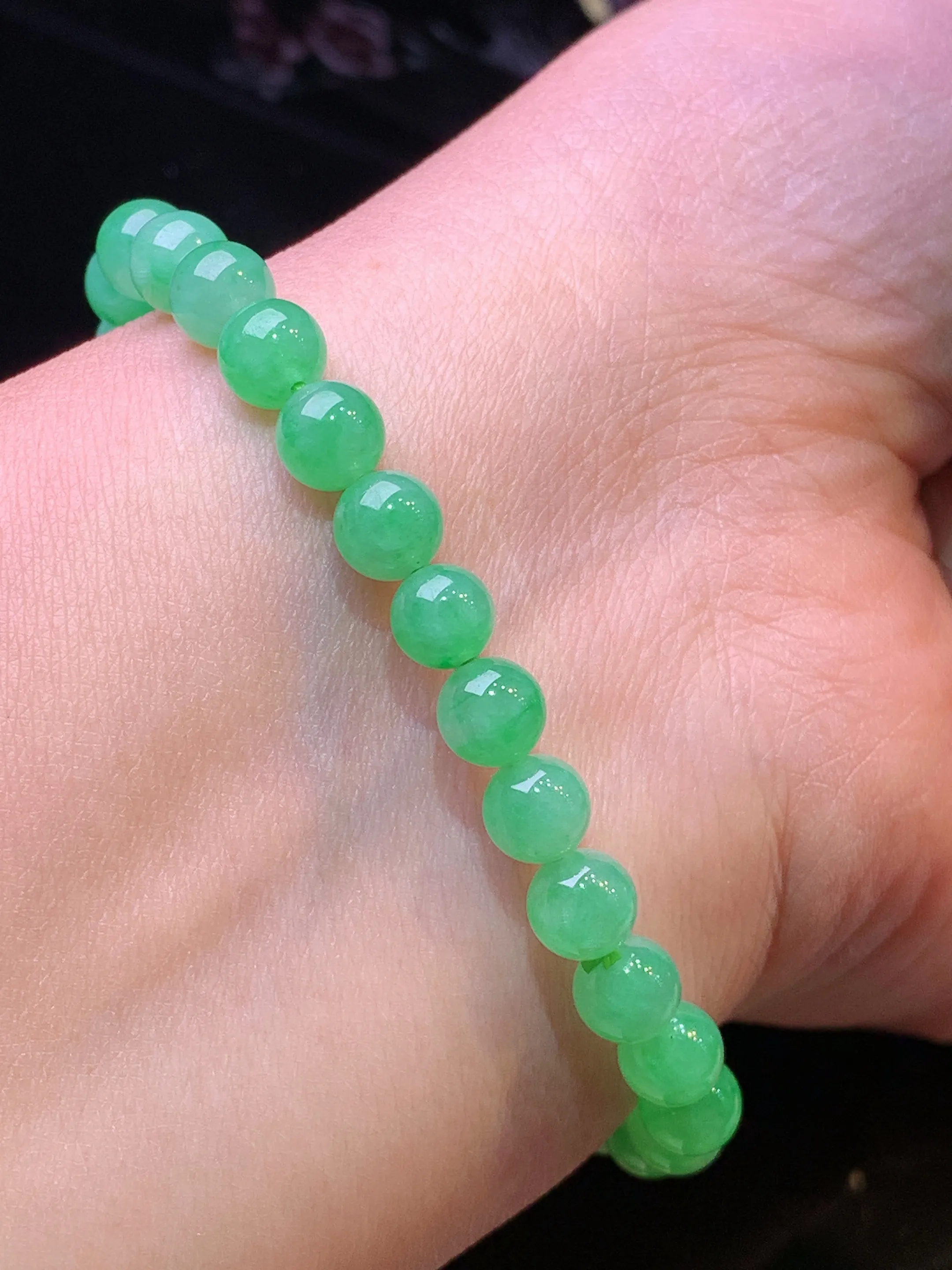 翠绿圆珠手链 玉质细腻 色泽艳丽清新 整体尺寸6.2