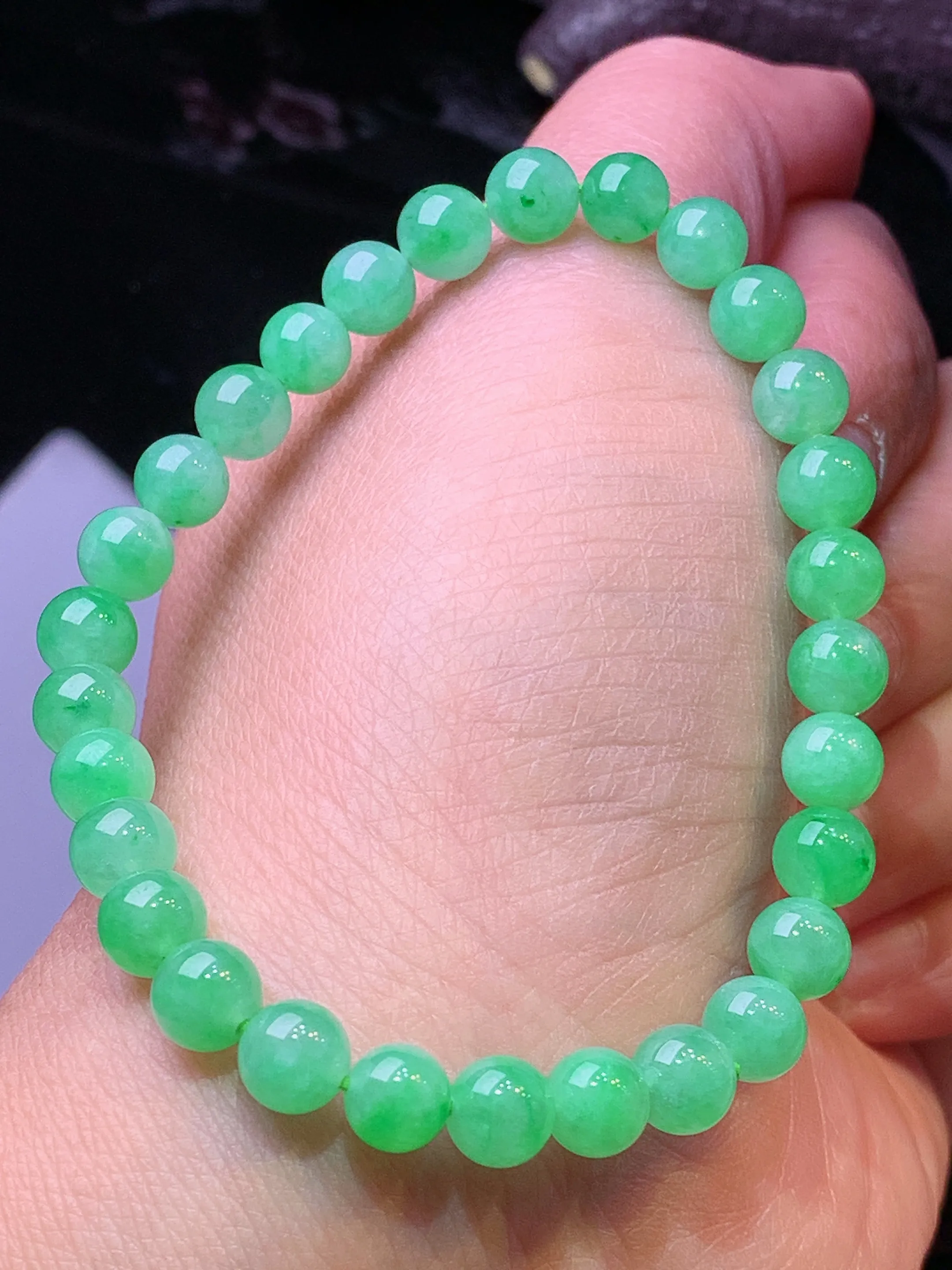 翠绿圆珠手链 玉质细腻 色泽艳丽清新 整体尺寸6.2