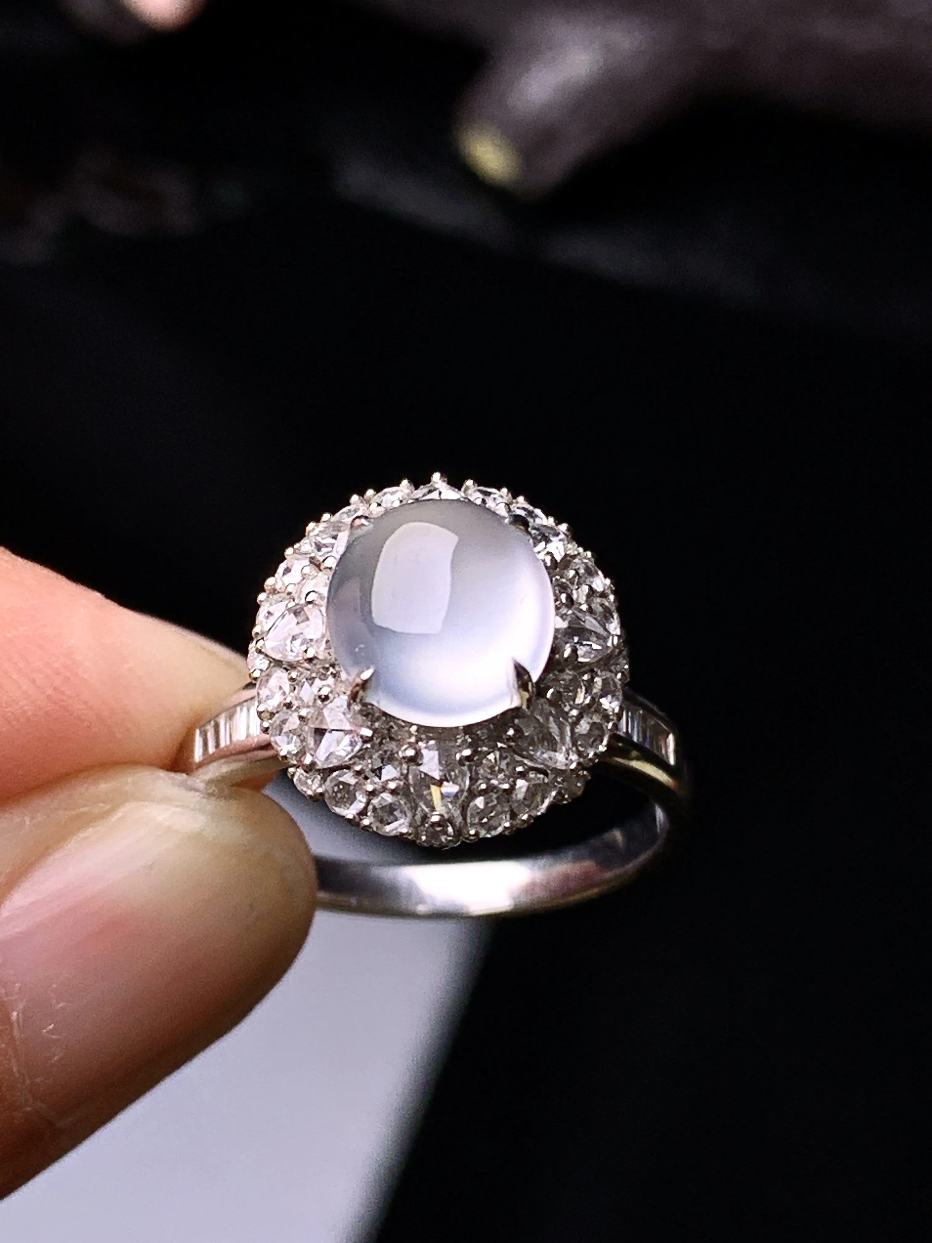 18k金钻镶嵌冰种蛋面戒指 玉质细腻 色泽艳丽清新 圈口14 整体尺寸13.5*13*11