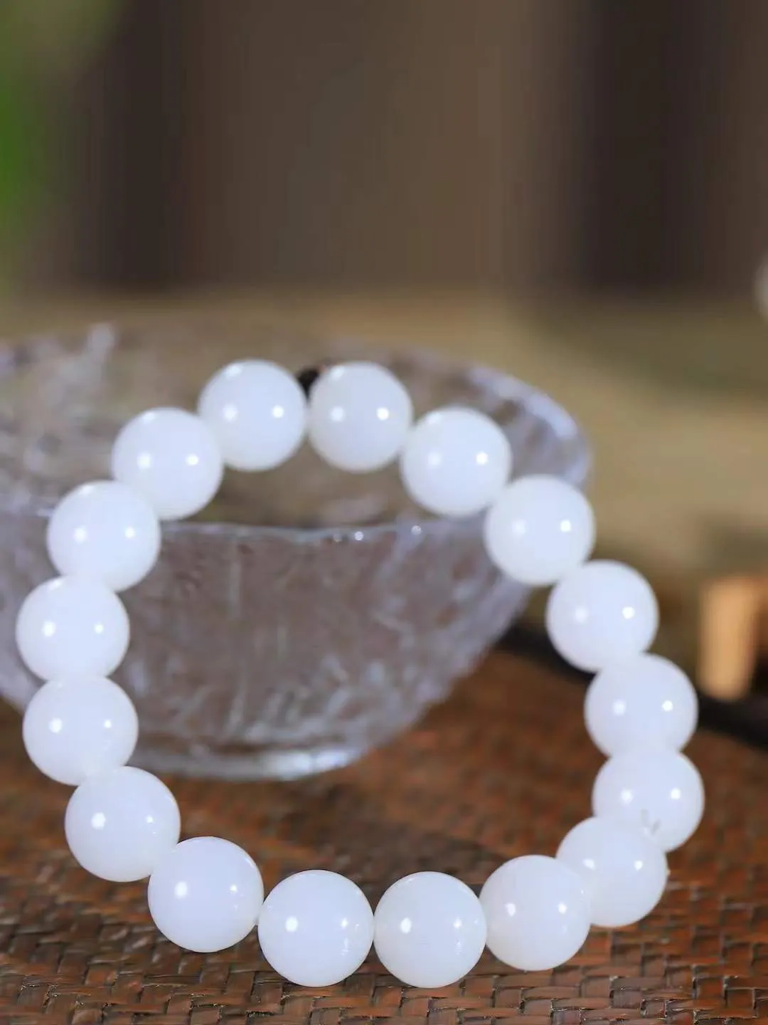 【珠圆玉润.手串】

精品️和田玉白玉珠圆玉润手串 玉质温润细腻  整串打磨圆润，佩戴舒适。珠珠落玉盘，间关莺语花底滑，一生美好时光，无论身在何处，都有它相伴相守。事事顺遂，幸福美满，吉祥如意。重44克 尺寸取一12mm  FDA-2210833