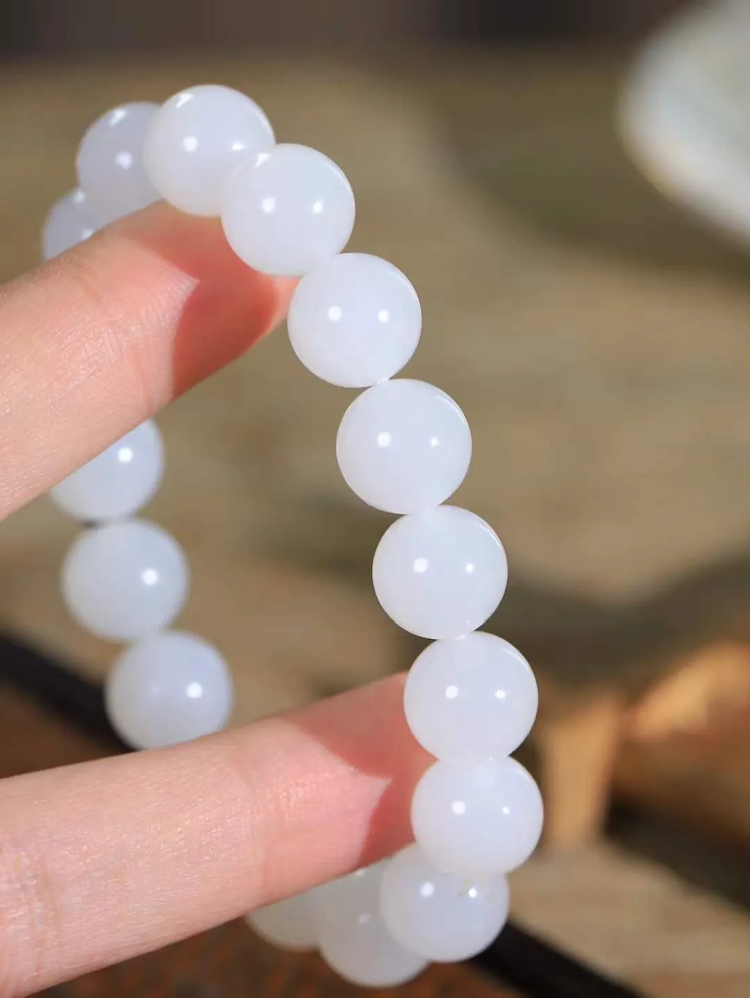 【珠圆玉润.手串】

精品️和田玉白玉珠圆玉润手串 玉质温润细腻  整串打磨圆润，佩戴舒适。珠珠落玉盘，间关莺语花底滑，一生美好时光，无论身在何处，都有它相伴相守。事事顺遂，幸福美满，吉祥如意。重44克 尺寸取一12mm  FDA-2210833