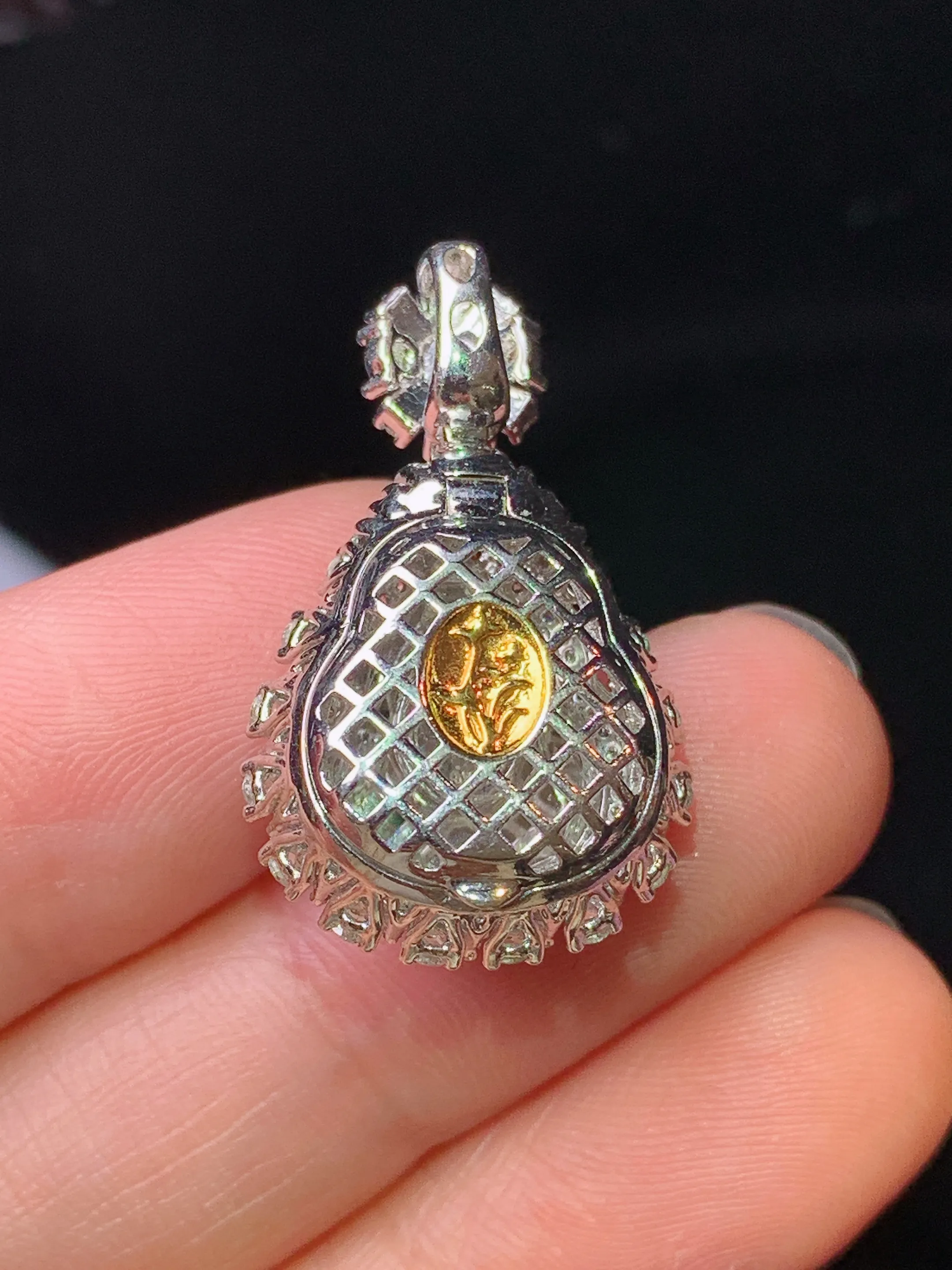 18k金钻镶嵌翠绿葫芦吊坠 玉质细腻 色泽艳丽清新 整体尺寸27.8*16.6*10.7