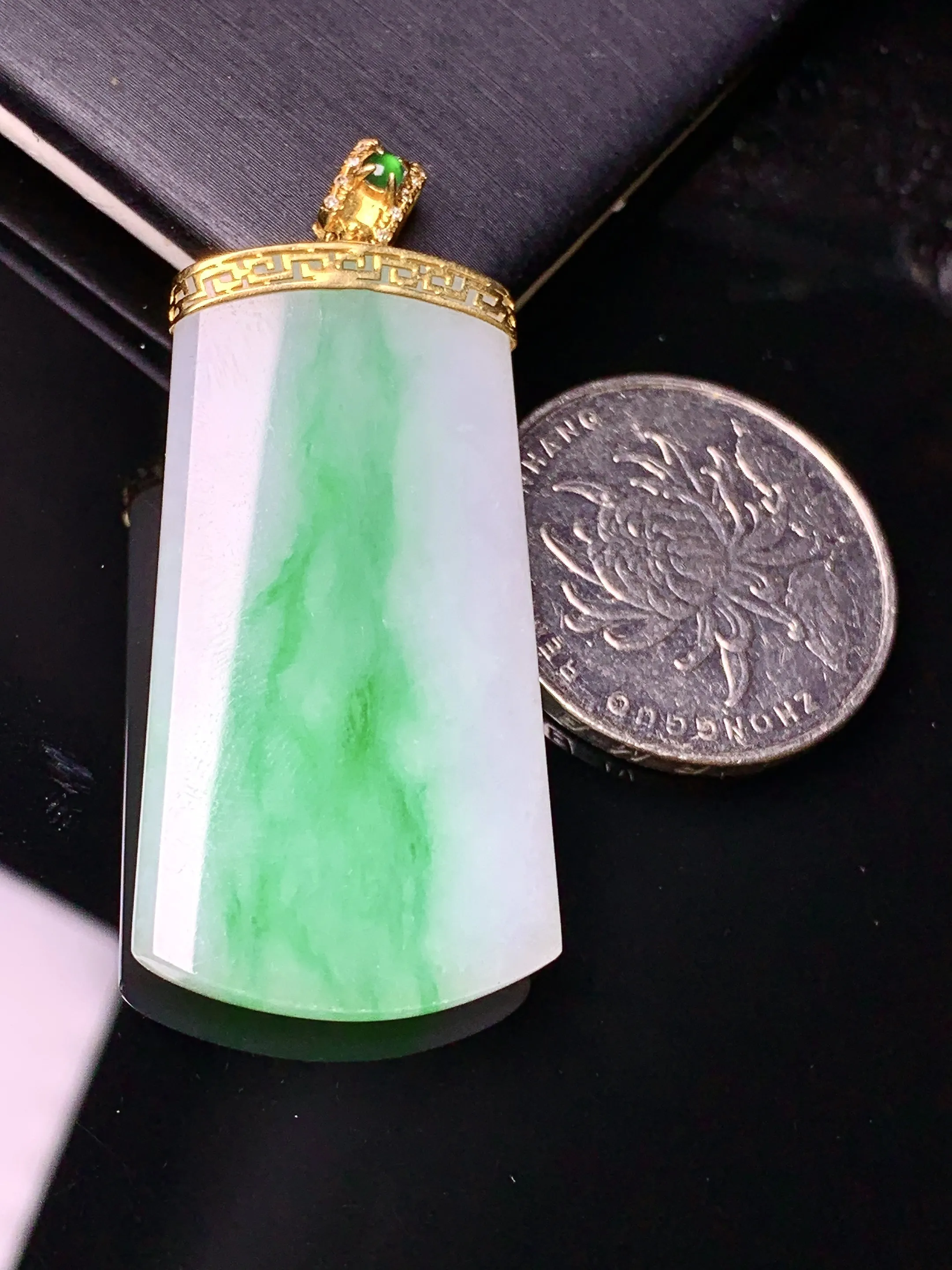 18k金镶嵌飘绿无事牌吊坠 玉质细腻 色泽艳丽清新 整体尺寸47.3*21.3*4.2