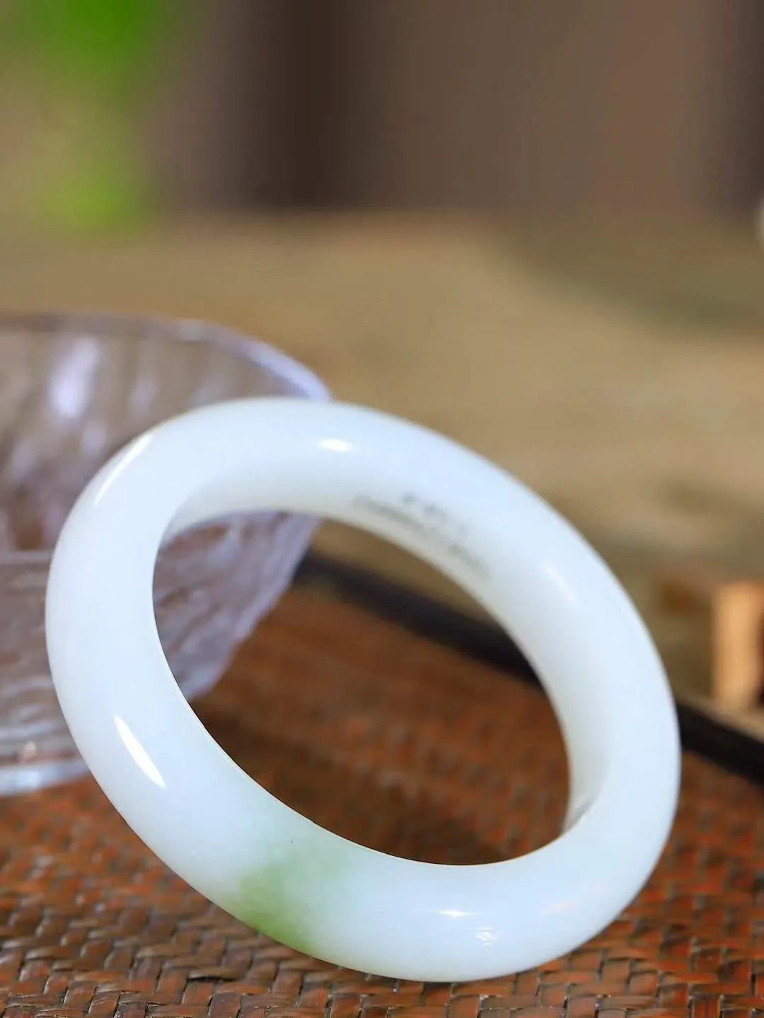 【婉约佳人.手镯】

精品️和田玉白玉带翠手镯 玉质温润细腻 油性十足 手感舒适，高华雅逸，线条流畅，简约大气，美自天成，素雅高贵。佩戴于腕间，婉约之美，举手投足间透出那份低调奢华。重58.7克 内径52.5mm  尺寸12.7-9.6mm   FDA-1114833