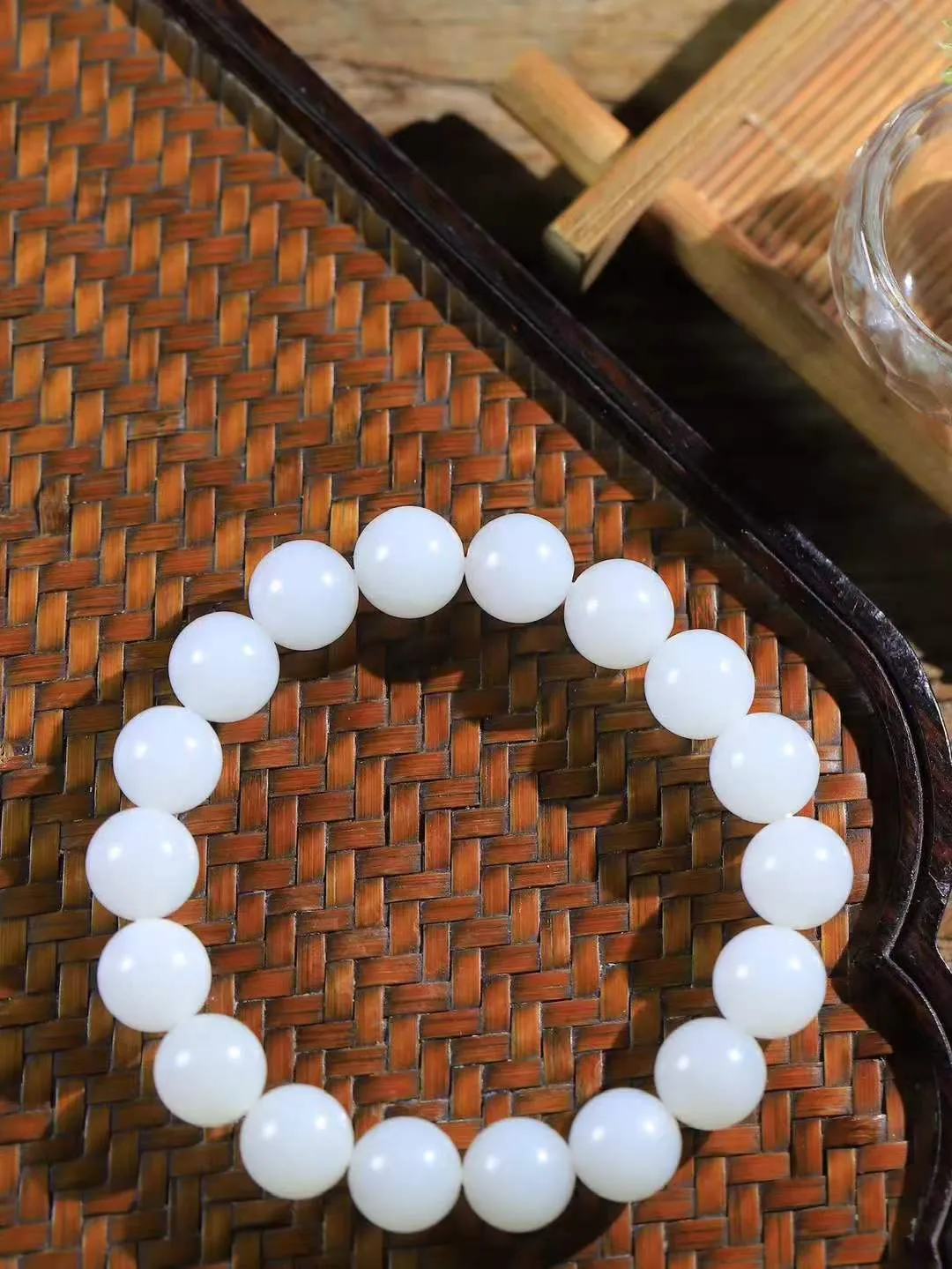 【珠圆玉润.手串】

精品和田玉白玉珠圆玉润手串 玉质温润细腻  整串打磨圆润，佩戴舒适。珠珠落玉盘，间关莺语花底滑，一生美好时光，无论身在何处，都有它相伴相守。事事顺遂，幸福美满，吉祥如意。重35克 尺寸取一11mm  FDA-2214333