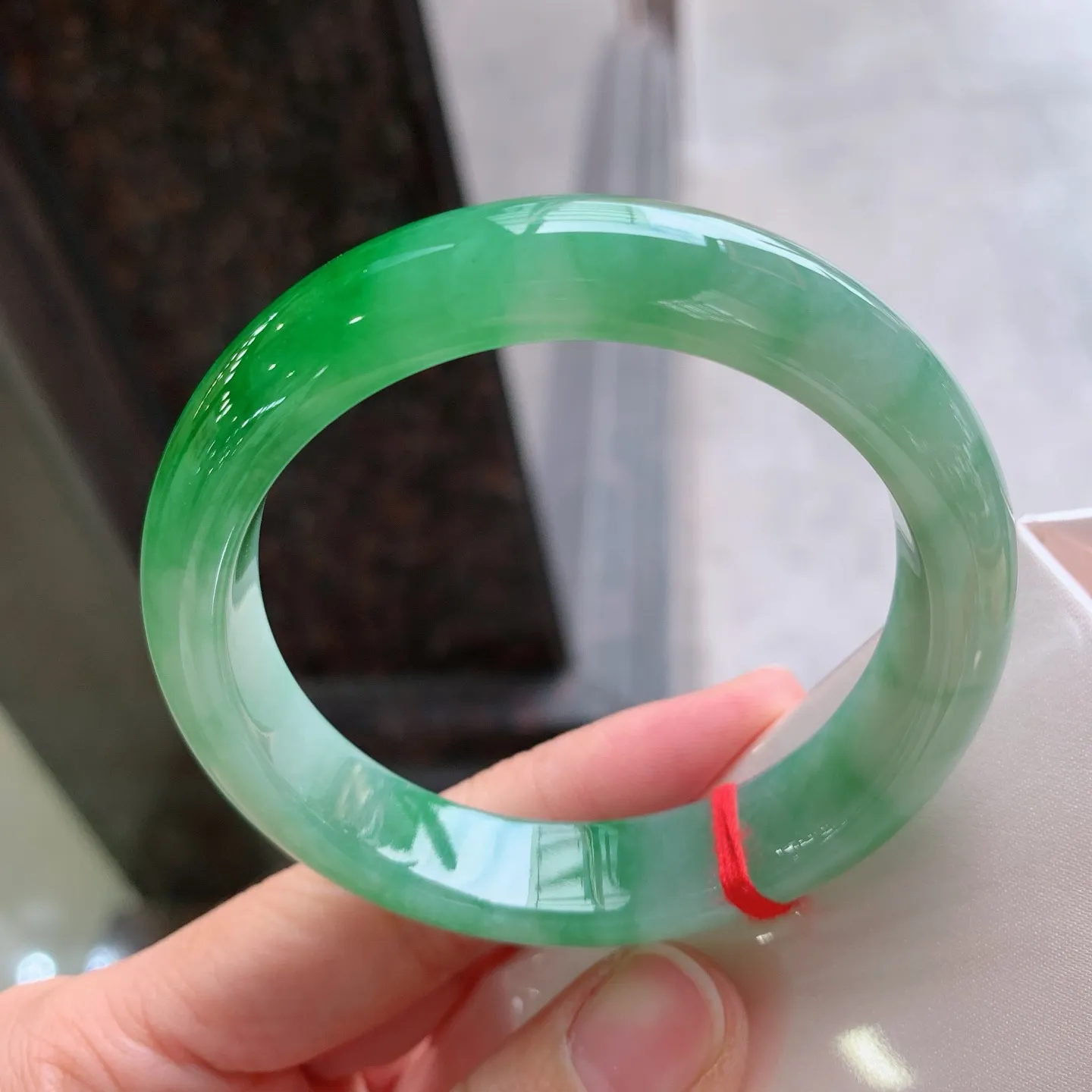 正圈飘绿 无瑕 尺寸：57/12.9/8.4  色辣