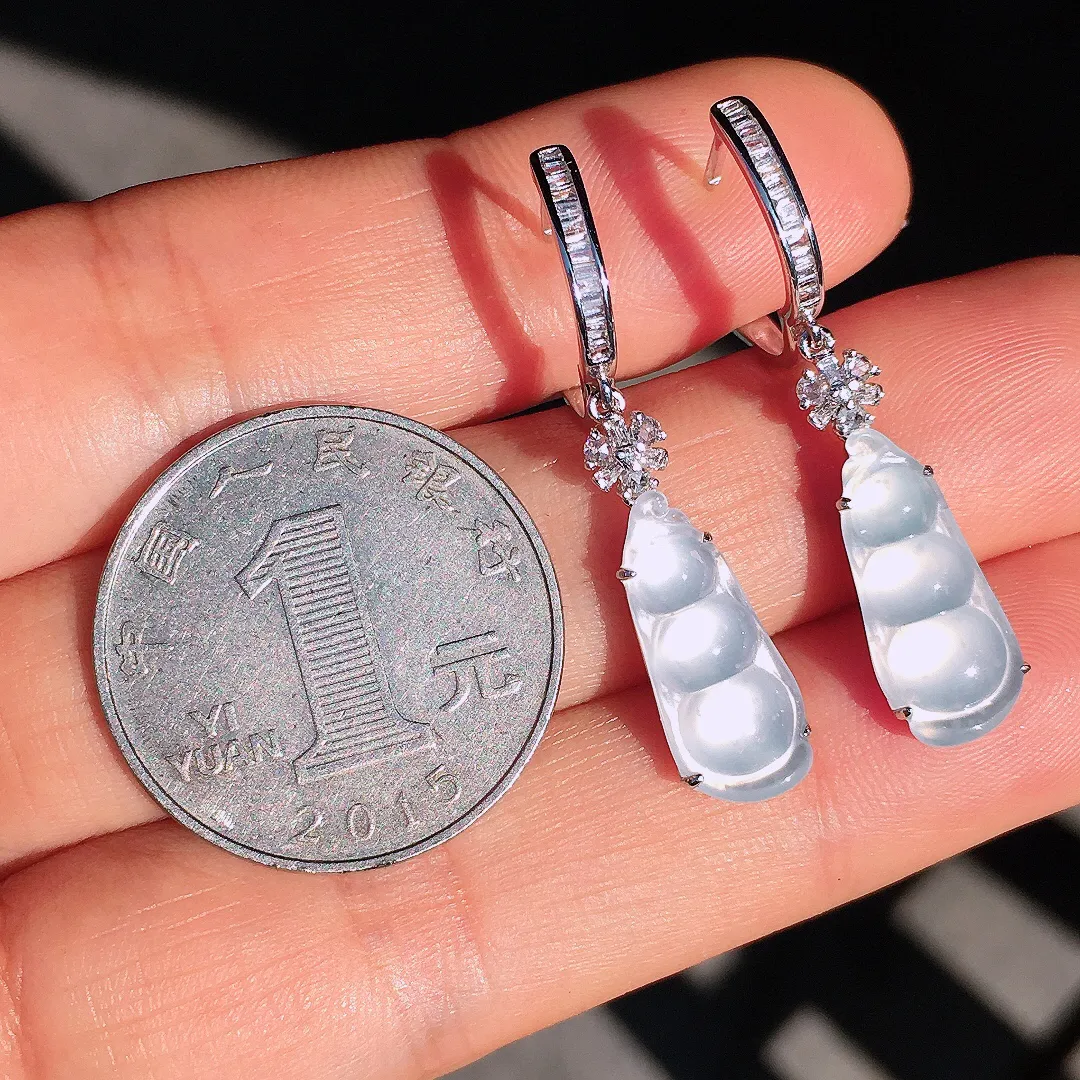 冰种福豆耳坠，玉质细腻，荧光感超
强，饱满圆润，尽显优雅气质，18k
金豪华镶嵌