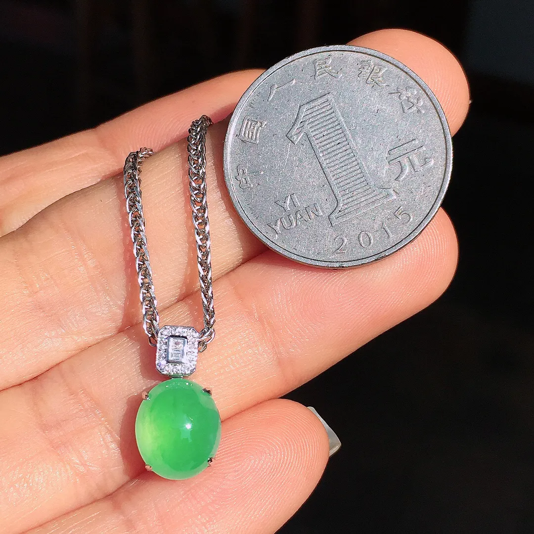 阳绿蛋面吊坠，色泽均匀艳丽，玉质细腻，荧光感超
强，饱满圆润，尽显优雅气质，18k
金豪华镶嵌