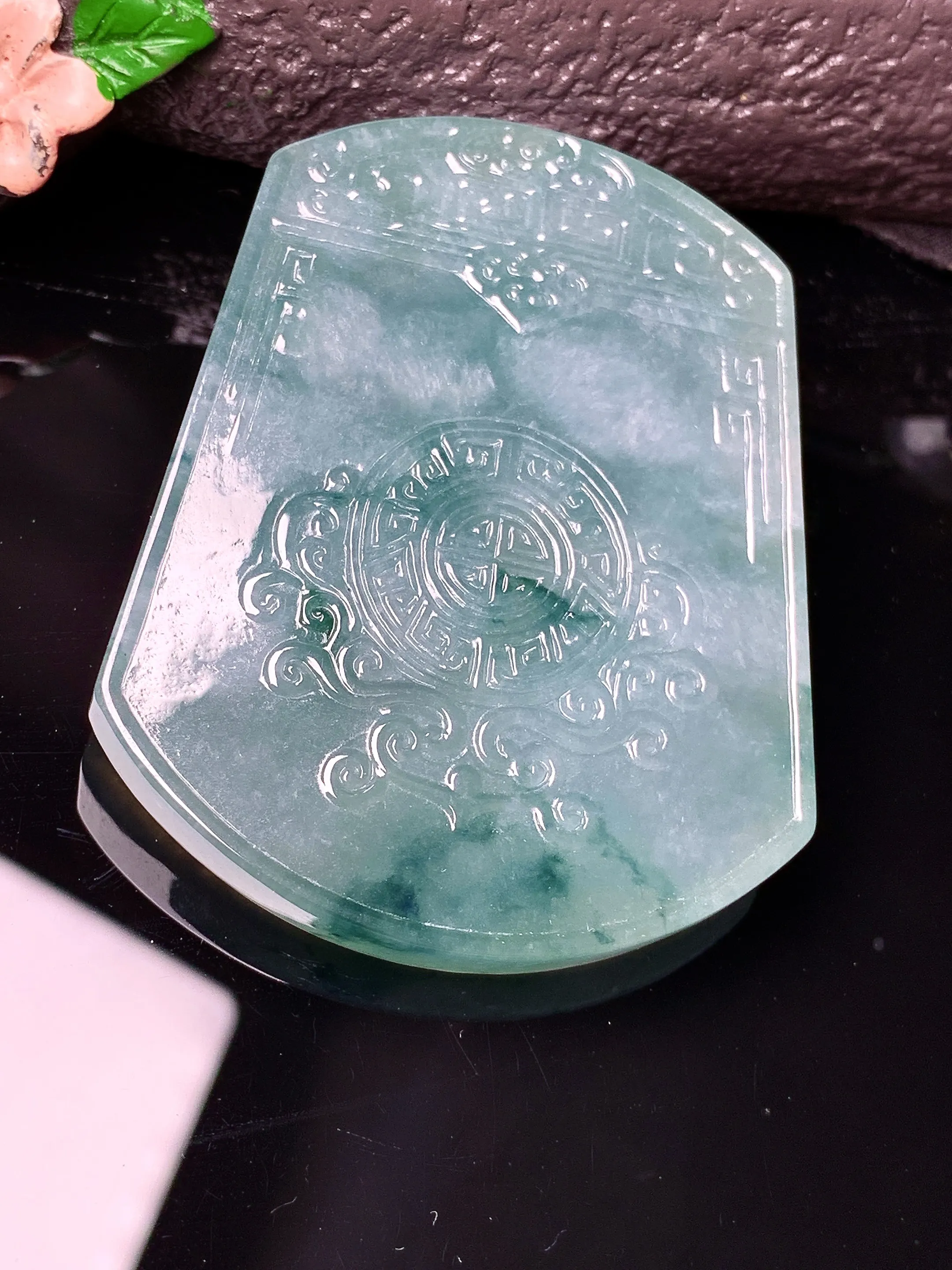 飘花雕花无事牌吊坠 玉质细腻 色泽艳丽清新 整体尺寸54.2*43.2*5.8