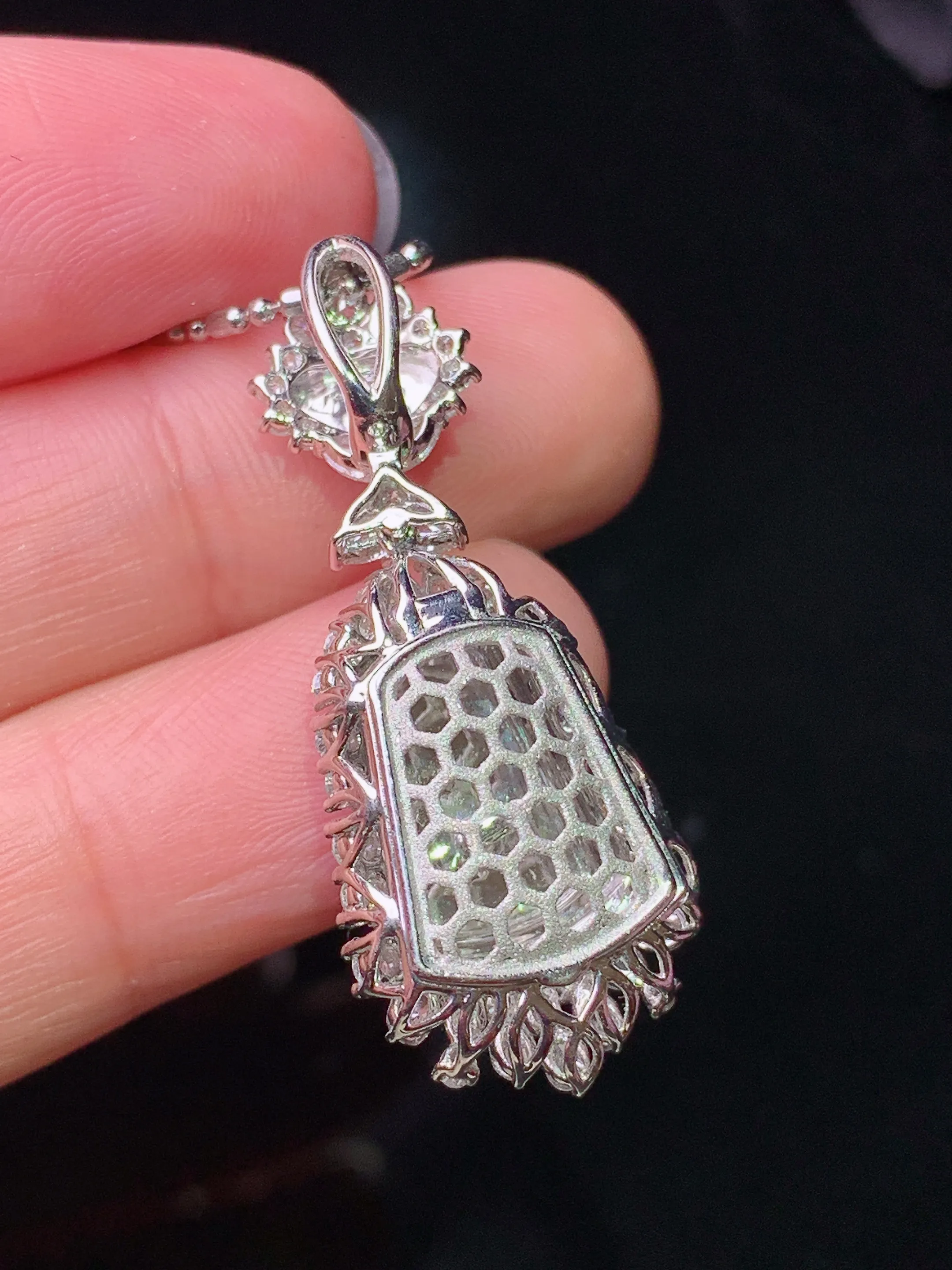 18k金钻镶嵌满绿无事牌吊坠 玉质细腻 色泽艳丽清新 整体尺寸36.2*14.5*9.2