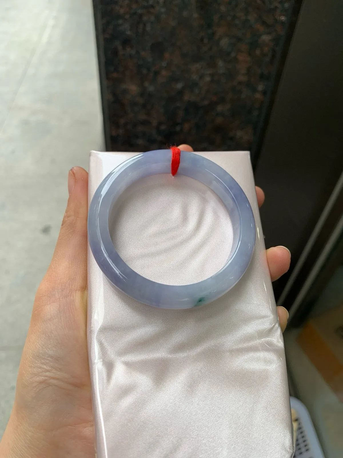 紫罗兰飘花正圈
52.2-10.2-8
玉质水润细腻，艳丽的紫底飘一朵蓝花，仿佛置身于莫奈花园里，浪漫温馨，神秘又优雅