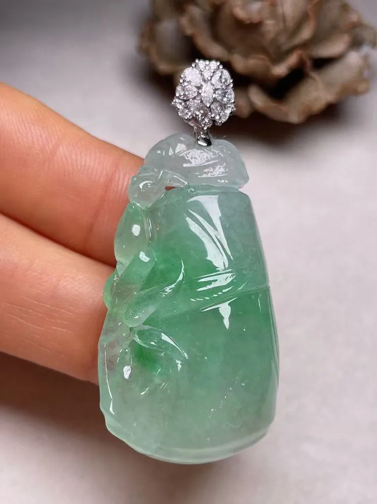 冰糯种飘绿节节高吊坠、真金真钻镶嵌，种水好，玉质细腻 .裸石尺寸 39.0*31.5