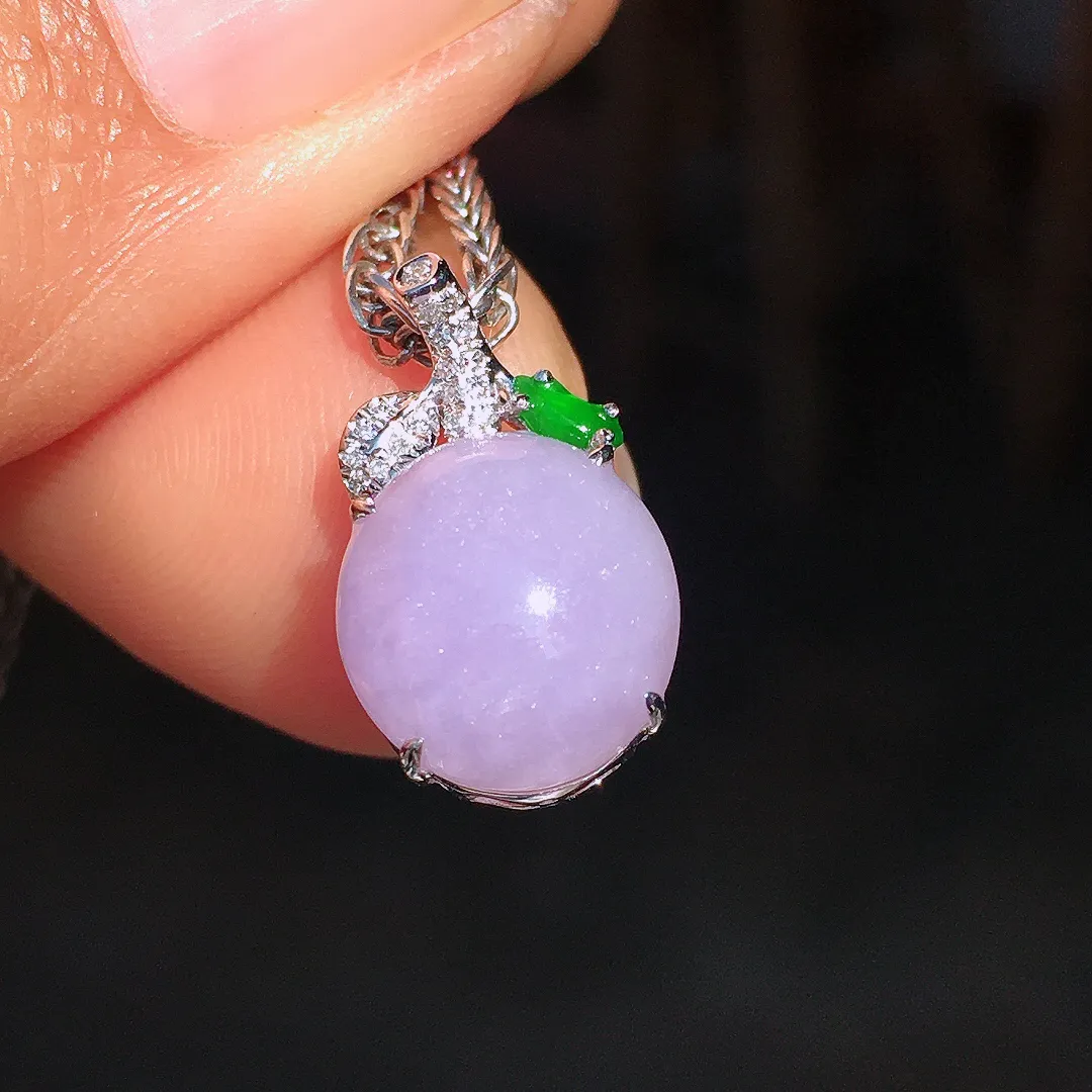 紫罗兰蛋面吊坠，色泽均匀艳丽，玉质细腻，荧光感超
强，饱满圆润，尽显优雅气质，18k
金豪华镶嵌