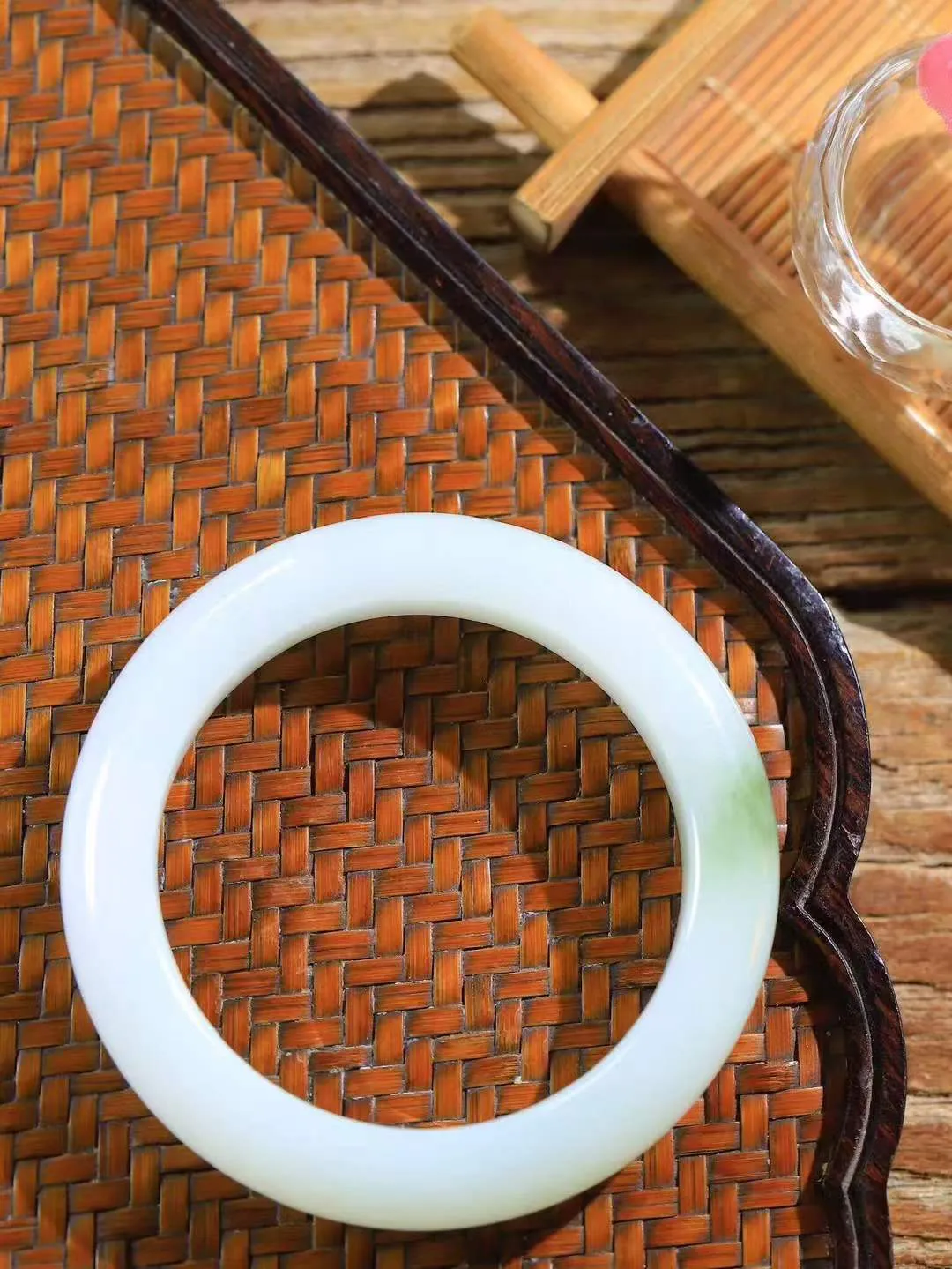 【婉约佳人.手镯】

精品️和田玉白玉带翠手镯 玉质温润细腻 油性十足 手感舒适，高华雅逸，线条流畅，简约大气，美自天成，素雅高贵。佩戴于腕间，婉约之美，举手投足间透出那份低调奢华。重58.7克 内径52.5mm  尺寸12.7-9.6mm   FDA-1114833