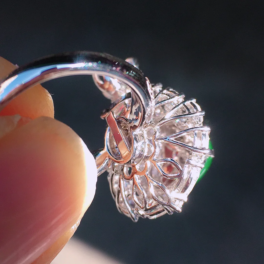 阳绿葫芦戒指/吊坠两用款，色泽均匀艳丽，玉质细腻，荧光感超
强，饱满圆润，尽显优雅气质，18k
金豪华镶嵌