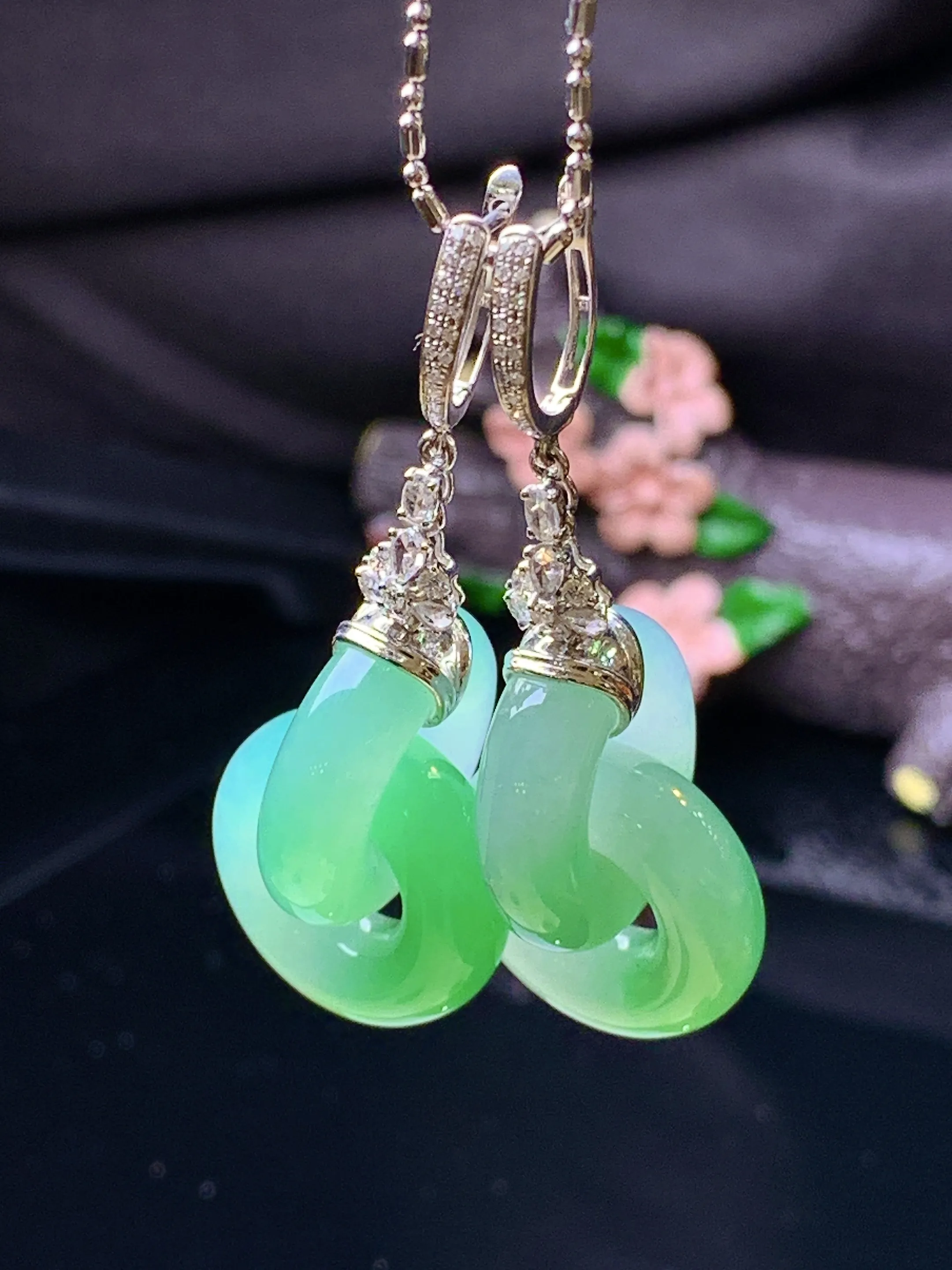 18k金钻镶嵌飘绿环环相扣耳坠 玉质细腻 色泽艳丽清新 整体尺寸51.8*19.2*6.2