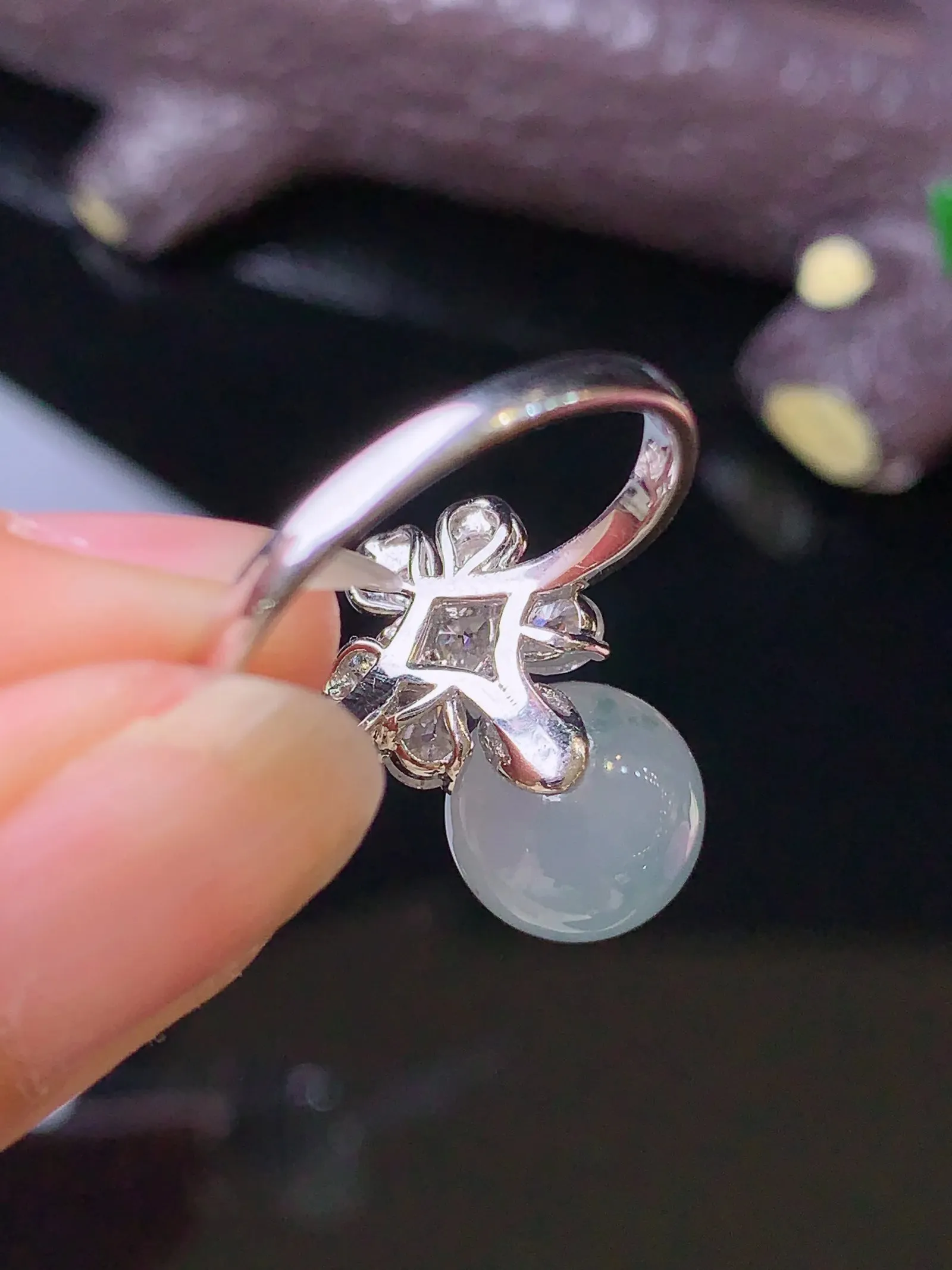 18k金钻镶嵌冰种飘绿圆珠戒指 玉质细腻 色泽艳丽清新 圈口14.5 整体尺寸10