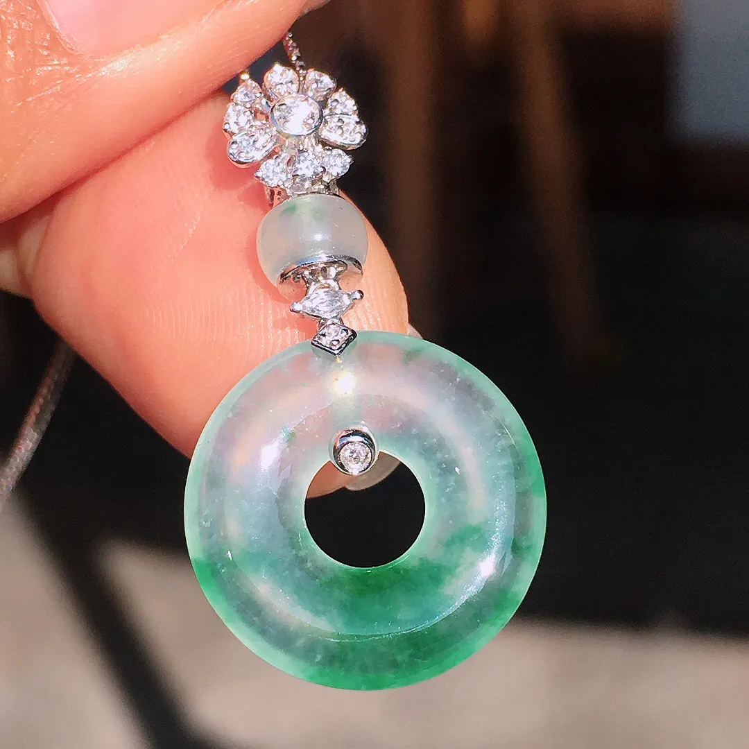 飘绿平安扣吊坠，色泽艳丽，玉质细腻，荧光感超
强，饱满圆润，尽显优雅气质，18k
金豪华镶嵌