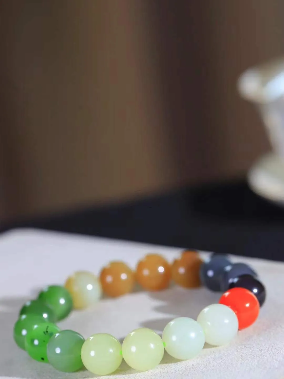 【多宝手串】

精选和田玉多宝手串，每一颗玉石都凝聚自然的灵气与岁月的沉淀，寓意福禄寿喜，守护您的平