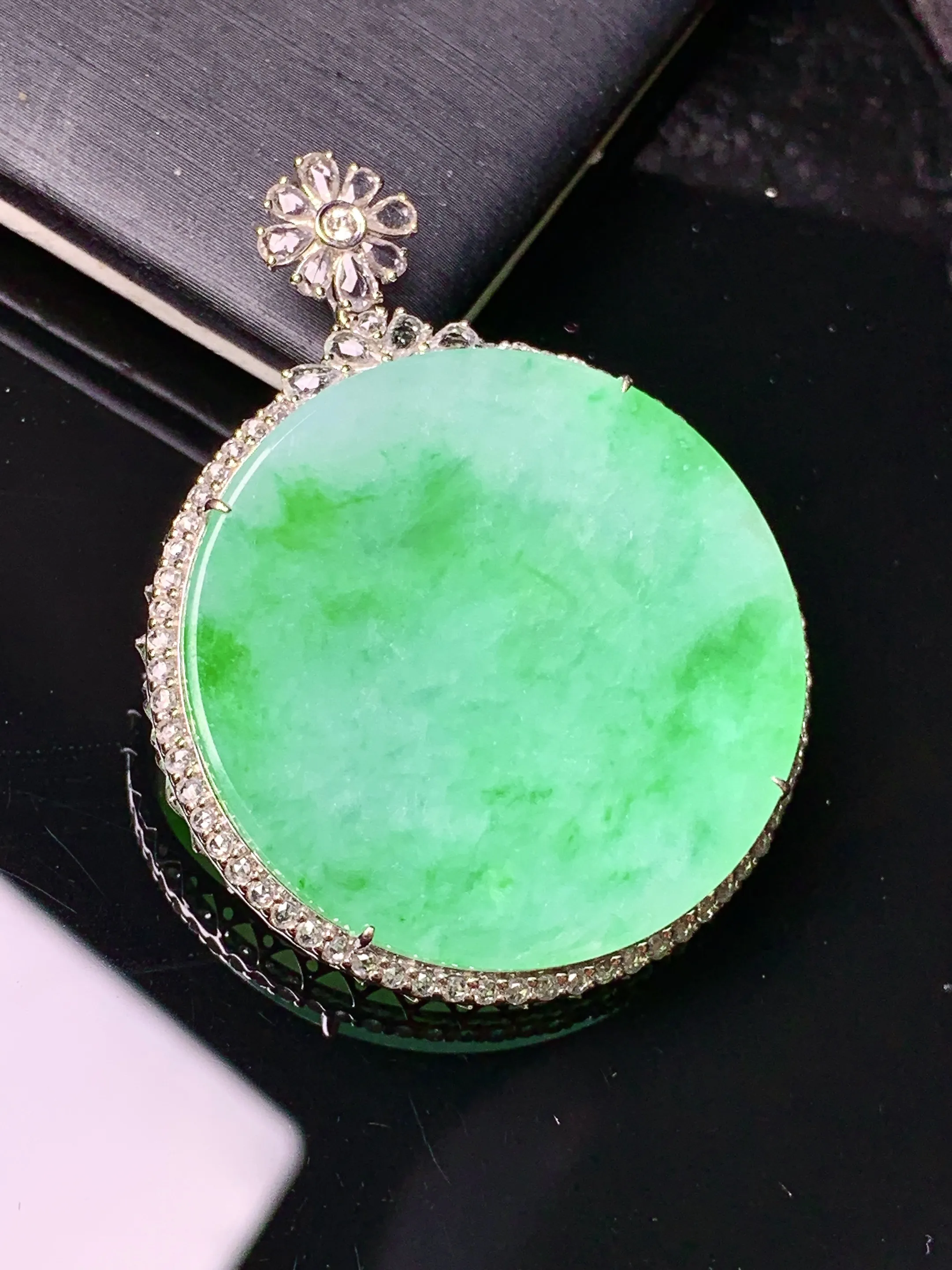 18k金钻镶嵌翠绿圆牌吊坠 玉质细腻 色泽艳丽清新 整体尺寸41.5*31.6*6