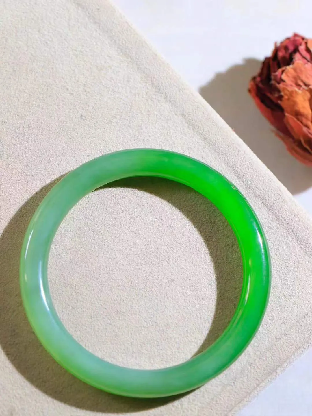 【碧波流转·手镯】

收藏级臻品️️和田玉碧玉圆条手镯，玉质细腻温润，手感舒适，️线条流畅，简约大气，美自天成，佩戴于腕间，婉约之美，举手投足间透出那份低调奢华，醉人心扉。
重32克 内径圈口56mm尺寸8-8.2mm  FDA-1315808