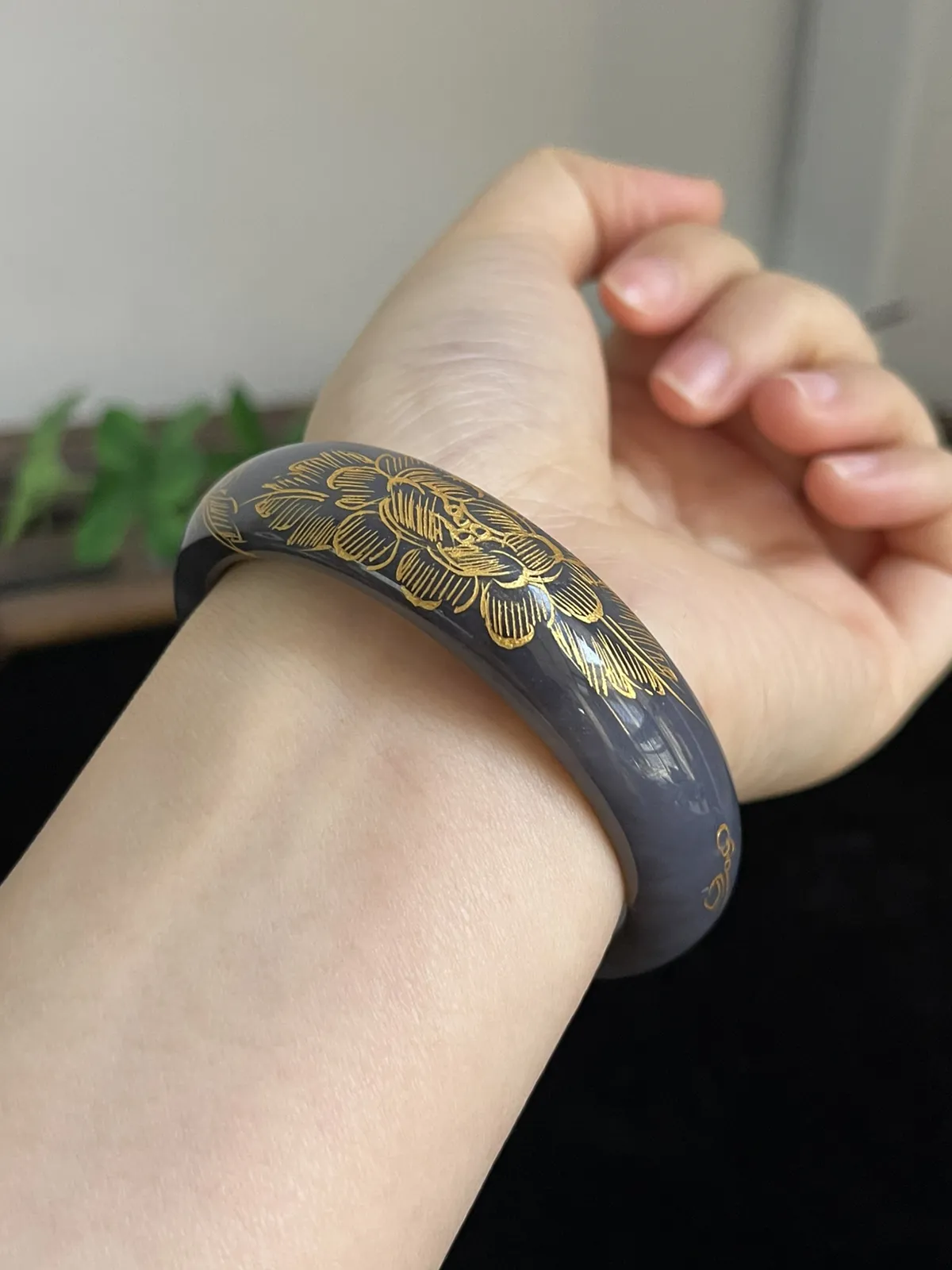 正圈55.4圈口，和田玉手镯，表面颜色为人工绘制