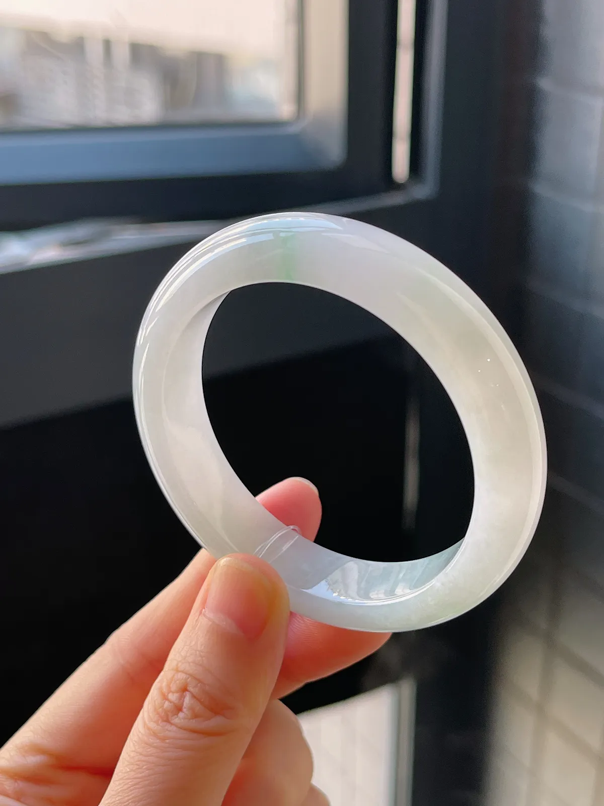 正圈51.5圈口，翡翠冰糯种淡绿色手镯