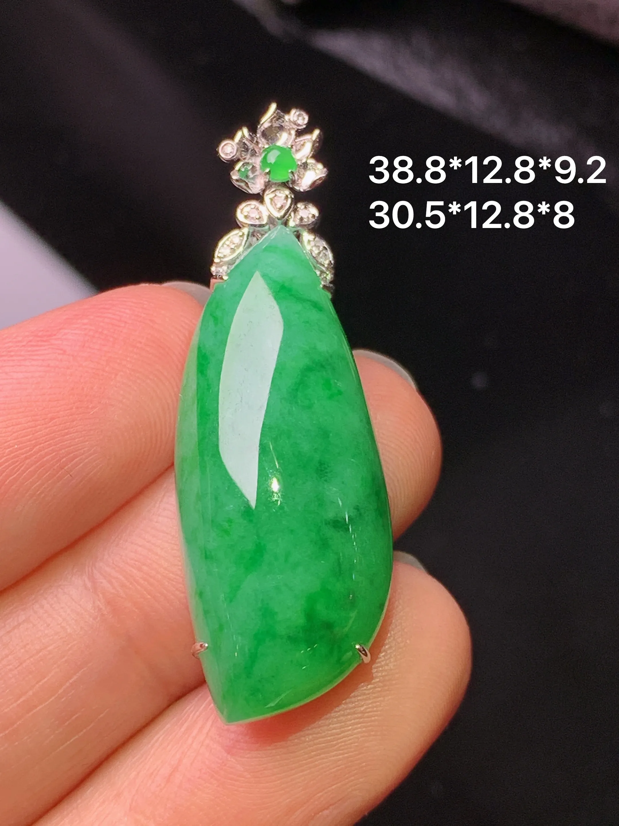 18k金钻镶嵌飘绿福瓜吊坠 玉质细腻 色泽艳丽清新 整体尺寸38.8*12.8*9.2