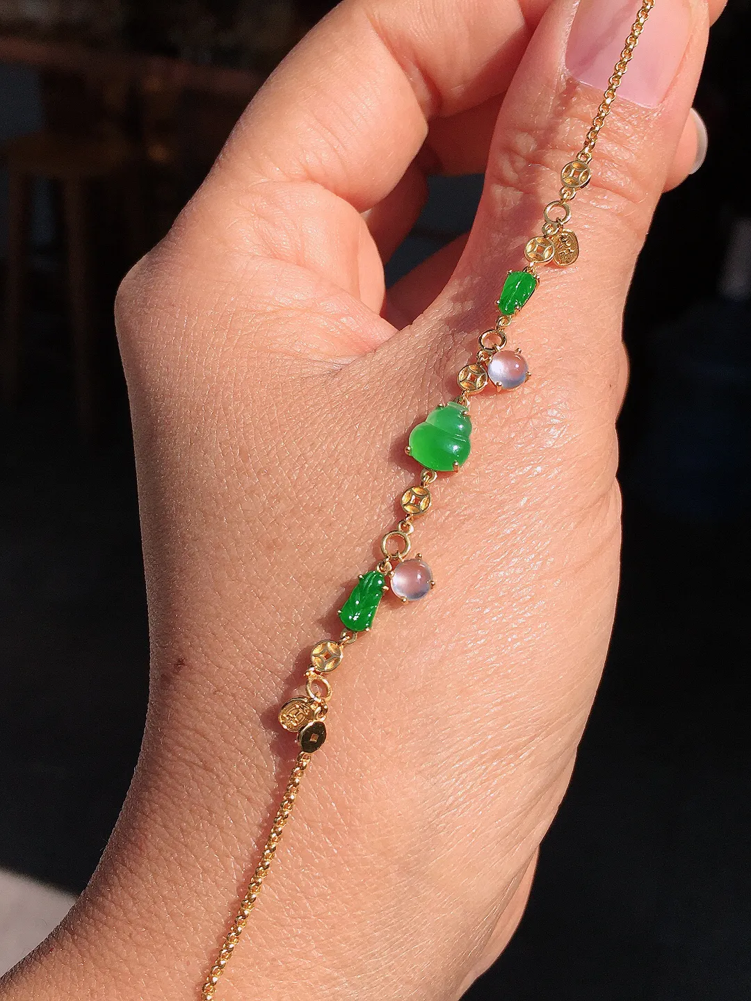 阳绿葫芦手链，色泽均匀艳丽，玉质细腻，荧光感超
强，饱满圆润，尽显优雅气质，18k
金豪华镶嵌