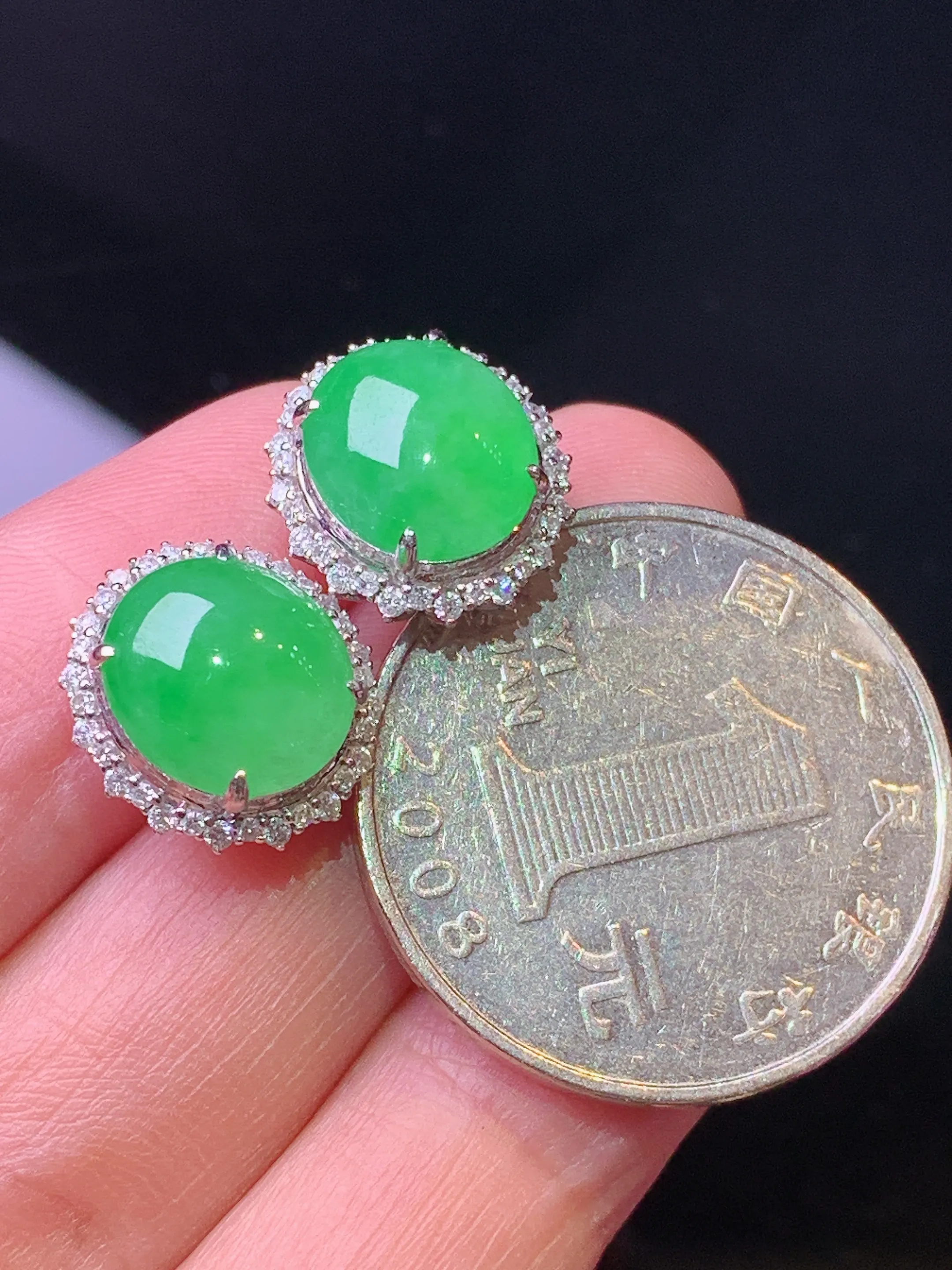 18k金钻镶嵌翠绿蛋面耳钉 玉质细腻 色泽艳丽清新 整体尺寸13.2*12*7.8