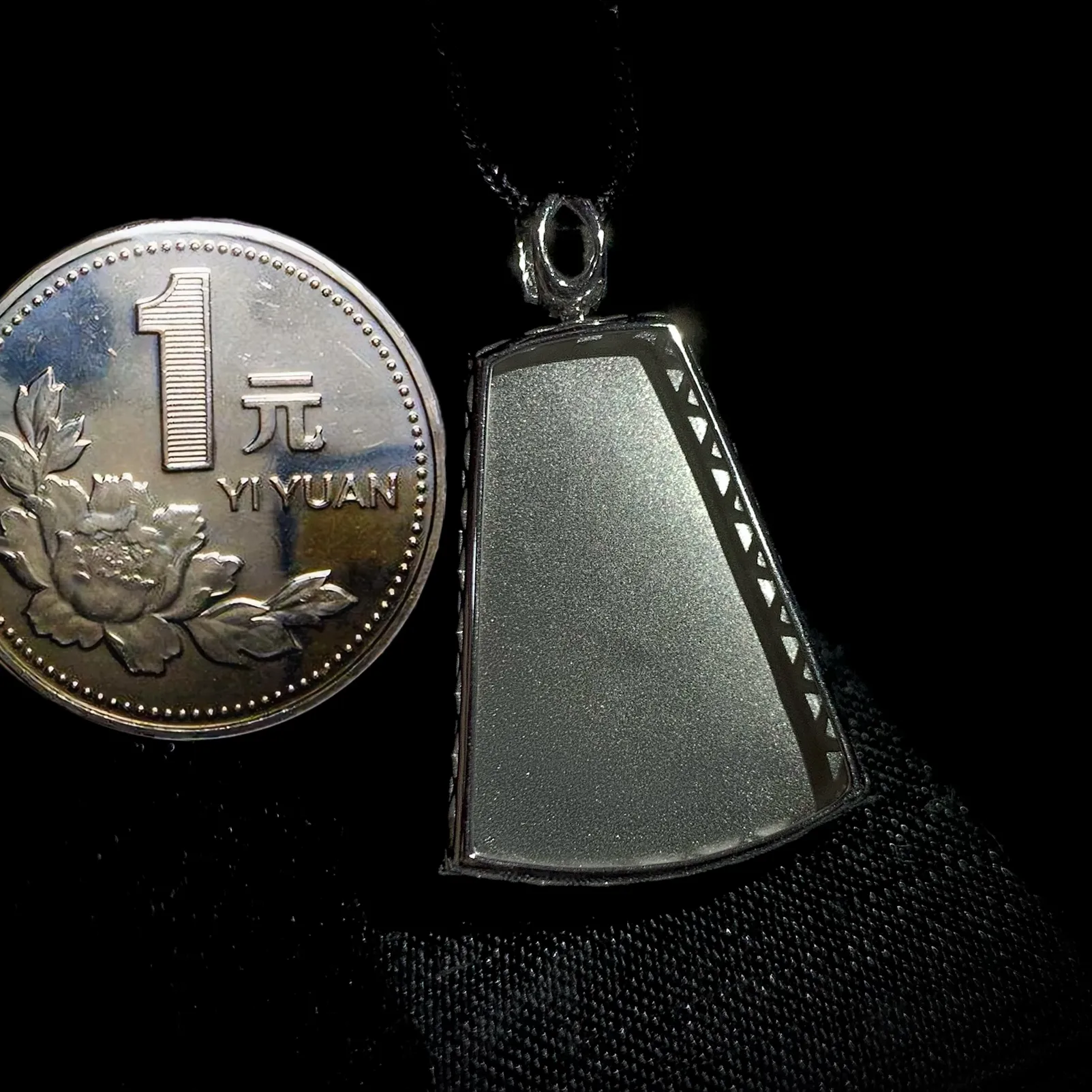 【花开见佛，佛影莲心】，
裸石25.2-18.6-3mm，整体32-20.5-5.8mm，
6.42g，18K金，南非钻，